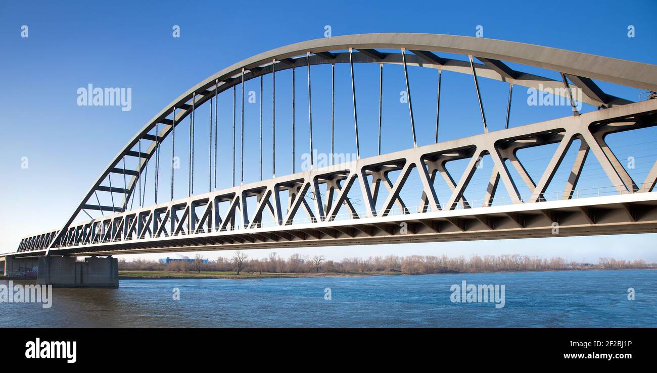 Eisenbahnbrücke in Düsseldorf am Rhein Stock Photo