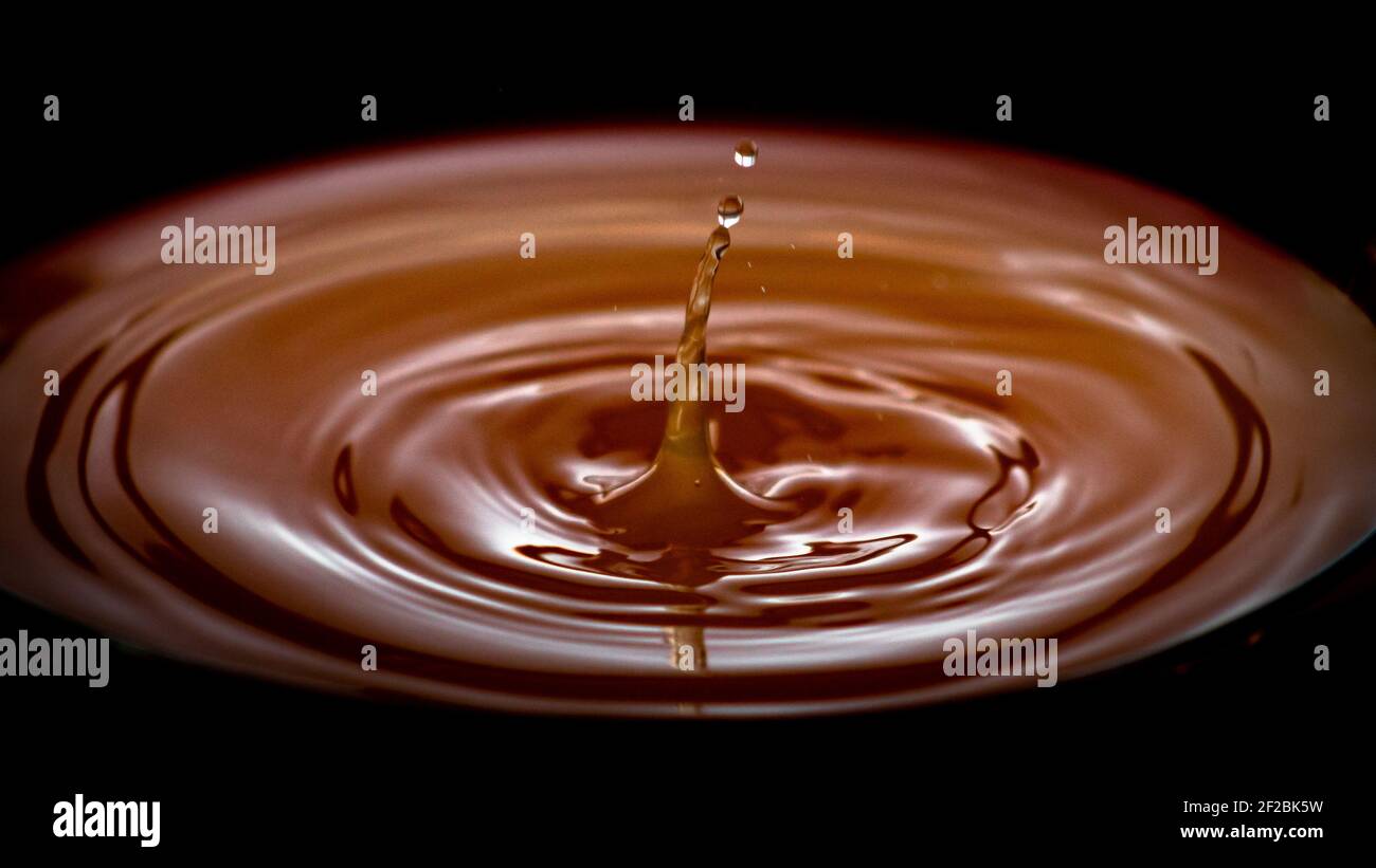 Canamel Ripple A water drop ripple on a caramel background Stock Photo - Alamy