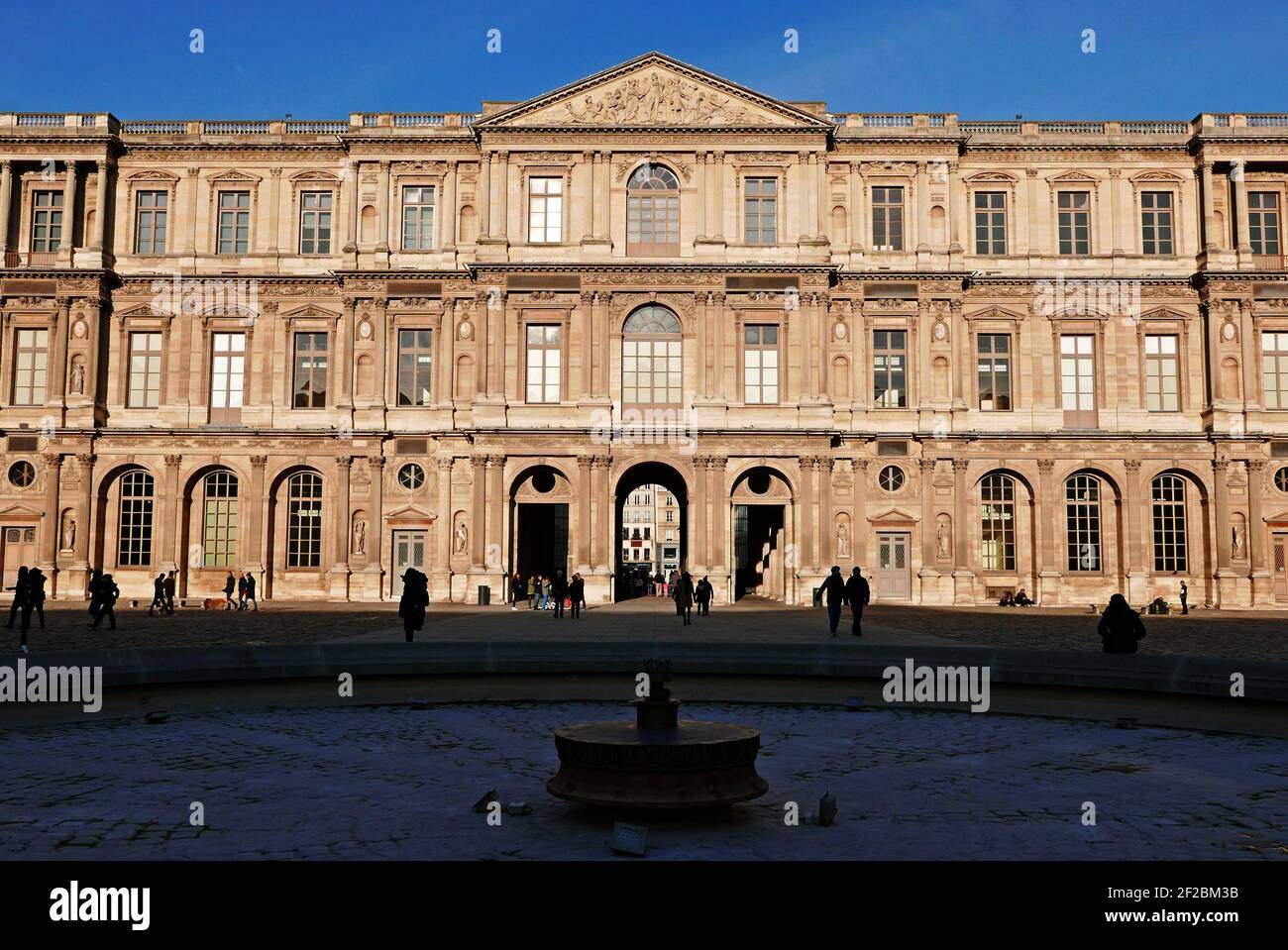 Museu Do Louvre Cour Carrée Paris França - RETOEDU