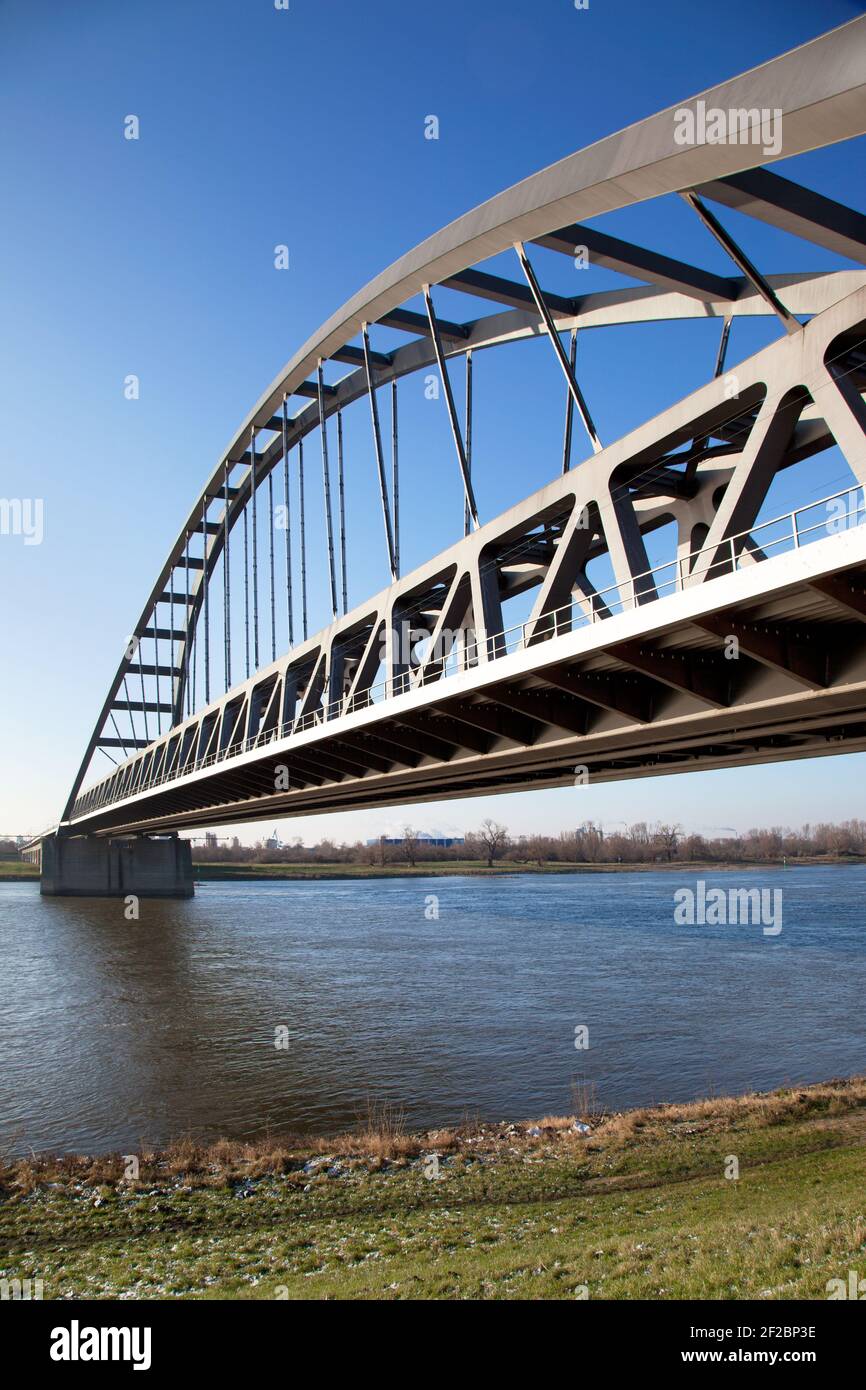 Eisenbahnbrücke in Düsseldorf am Rhein Stock Photo