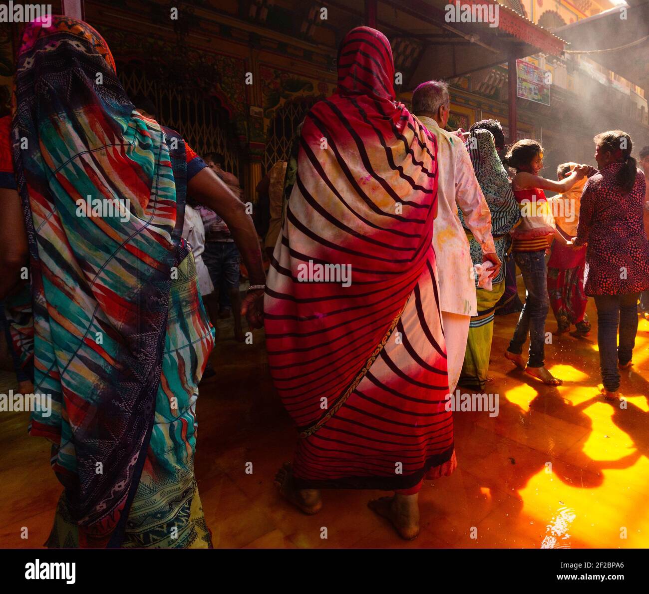 India, Mathura - Devotees celebrate Holi inside Dwarkadheesh  temple. Stock Photo