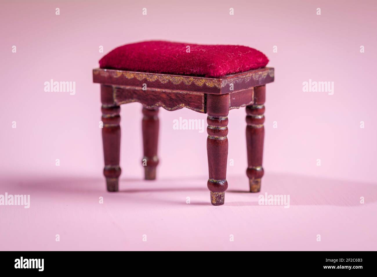 Doll house furniture hi-res stock photography and images - Alamy