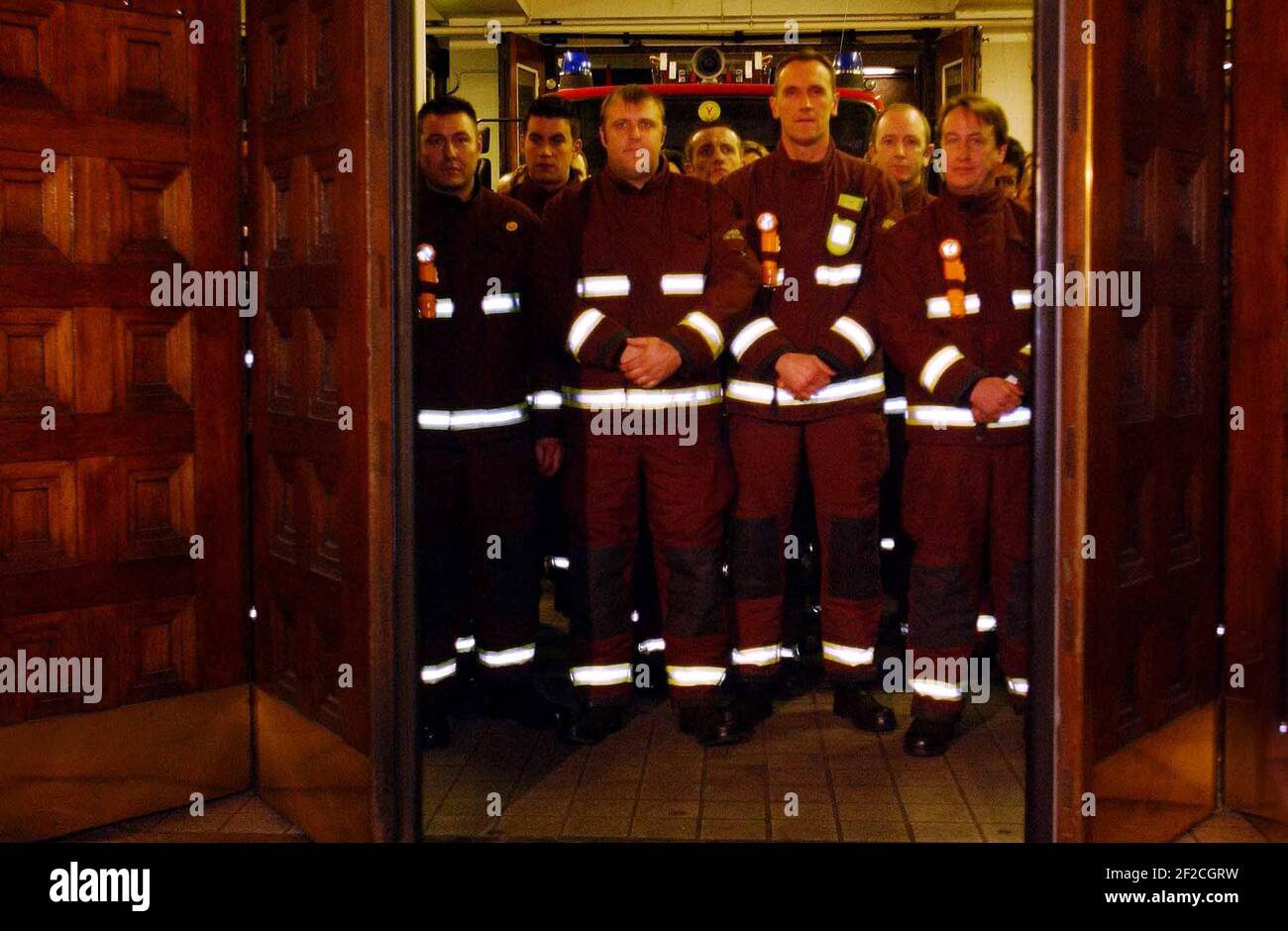 6 O'CLOCK AND FIREFIGHTERS GO ON STRIKE ,LAMBETH. 13/11/02 PILSTON Stock Photo