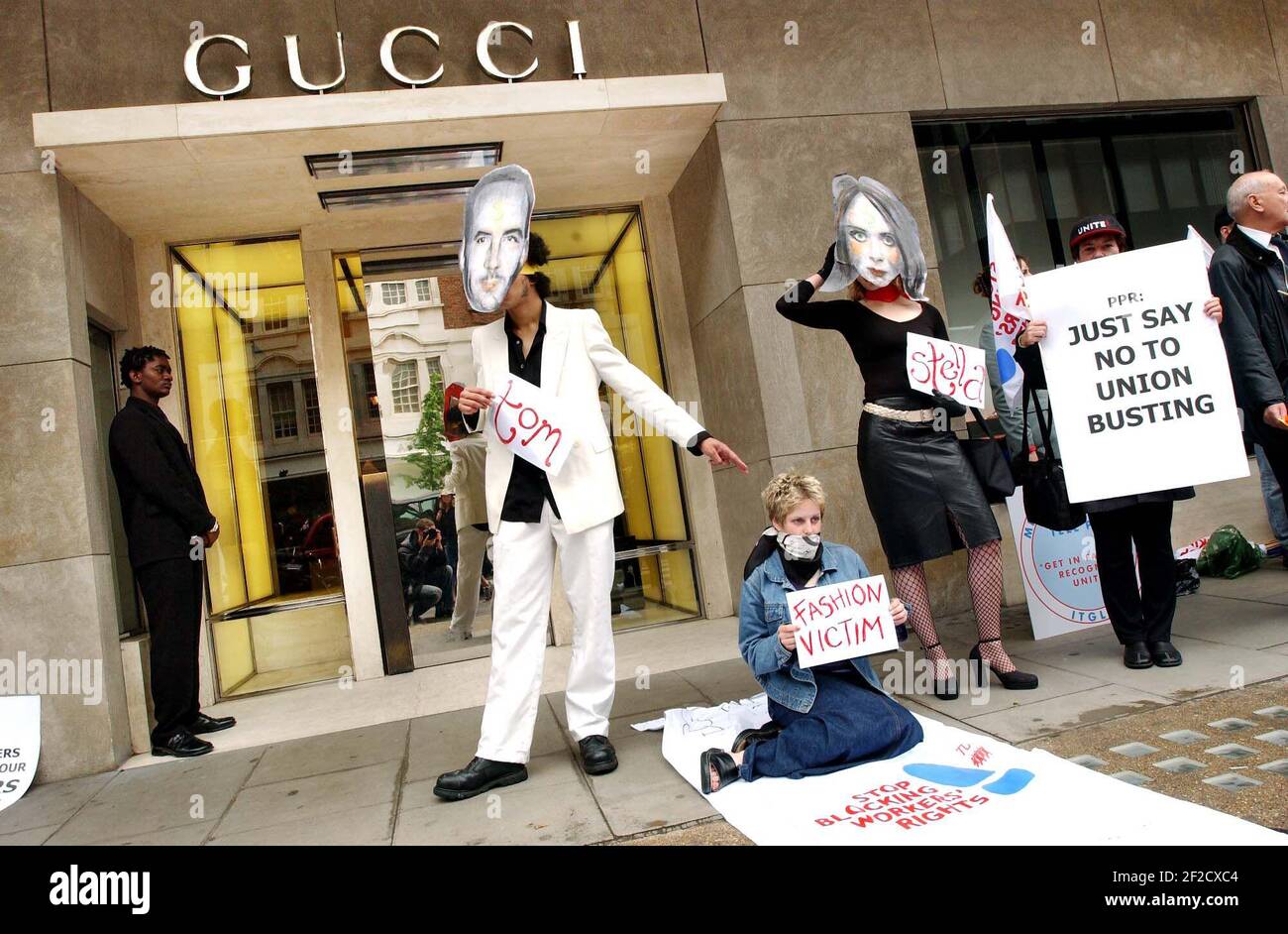 gezagvoerder verwennen oppervlakkig Protestors outside the Gucci store in Sloane Street campaigning against  alleged sweat shop practices in suppliers to French conglomerates PPR,  parent company of Gucci.6 June 2002 photo Andy Paradise Stock Photo - Alamy