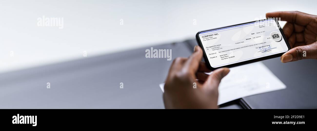 Девушка с карточкой. Deposit taking. Deposit phone. Открывается смартфон. Доминова елена витальевна.