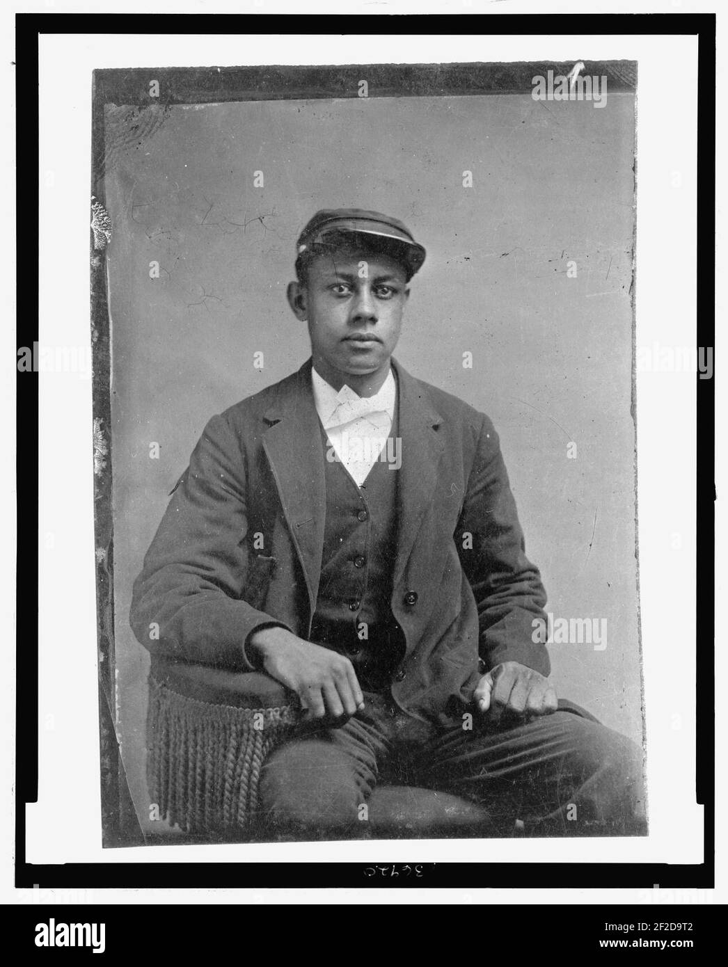 African man seated Black and White Stock Photos & Images - Alamy
