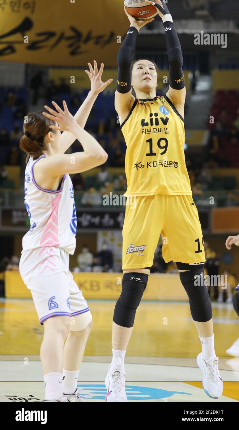South Korea. 12th Mar, 2021. WKBL Finals Cheongju KB Stars' Park Ji-su (R)  goes up for a shot during Game 3 of the Women's Korean Basketball League  championship series against the Samsung