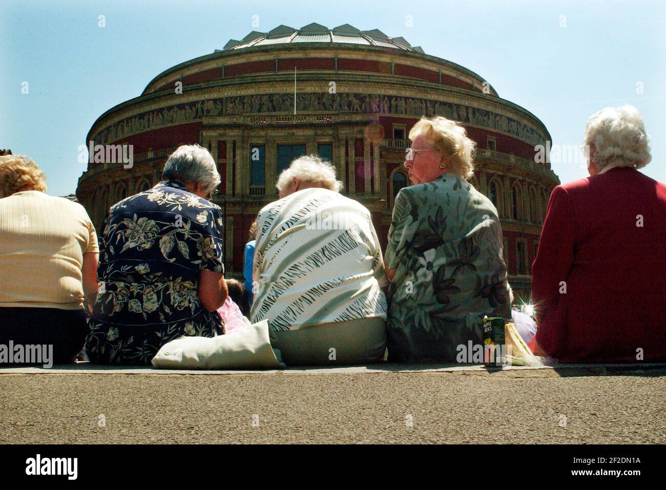 THE WOMANS INSTITUTE BREAK FOR LUNCH DURING THEIR AGM AT THE ALBERT HALL.8/6/05 TOM PILSTON Stock Photo