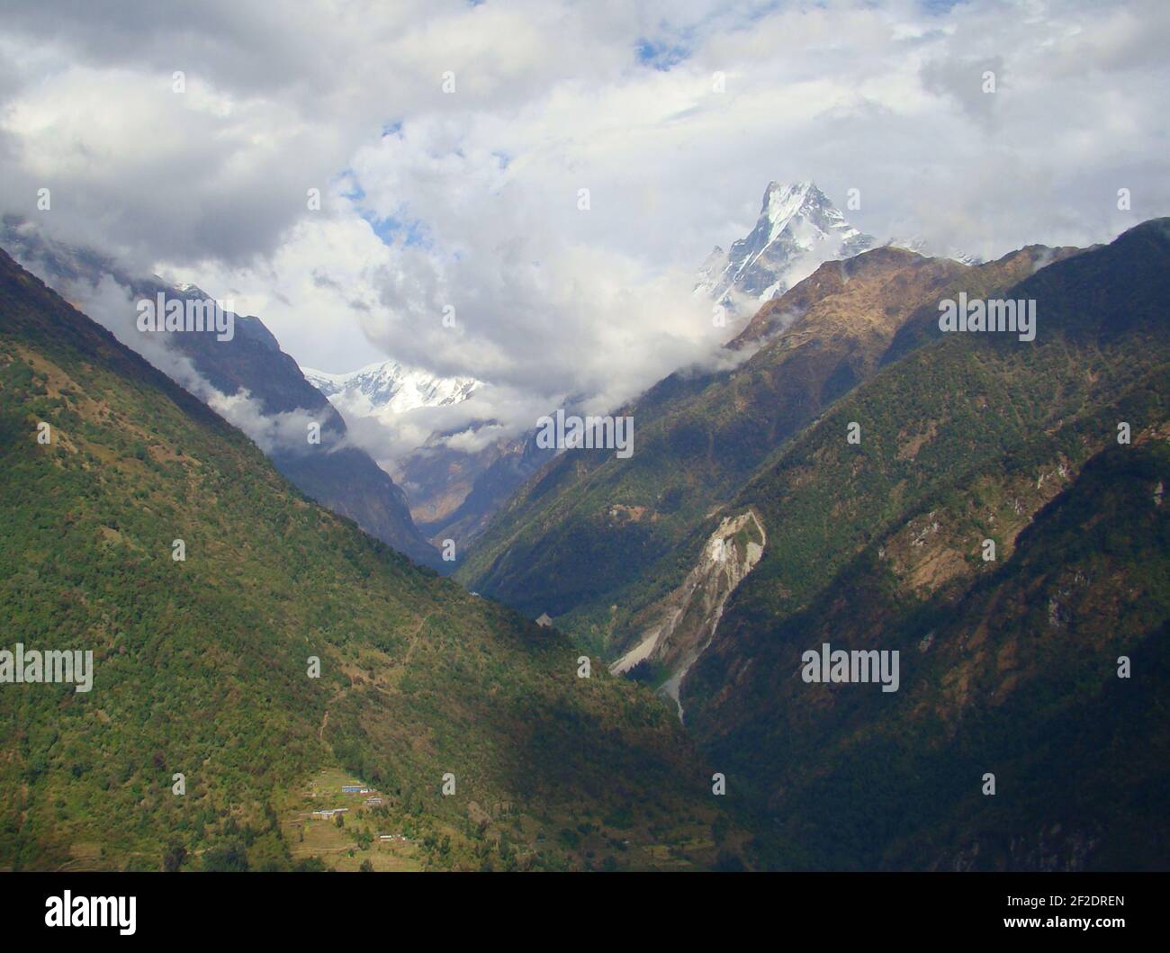 The Annapurna circuit (Nepal), one of the world’s top trekking routes ...