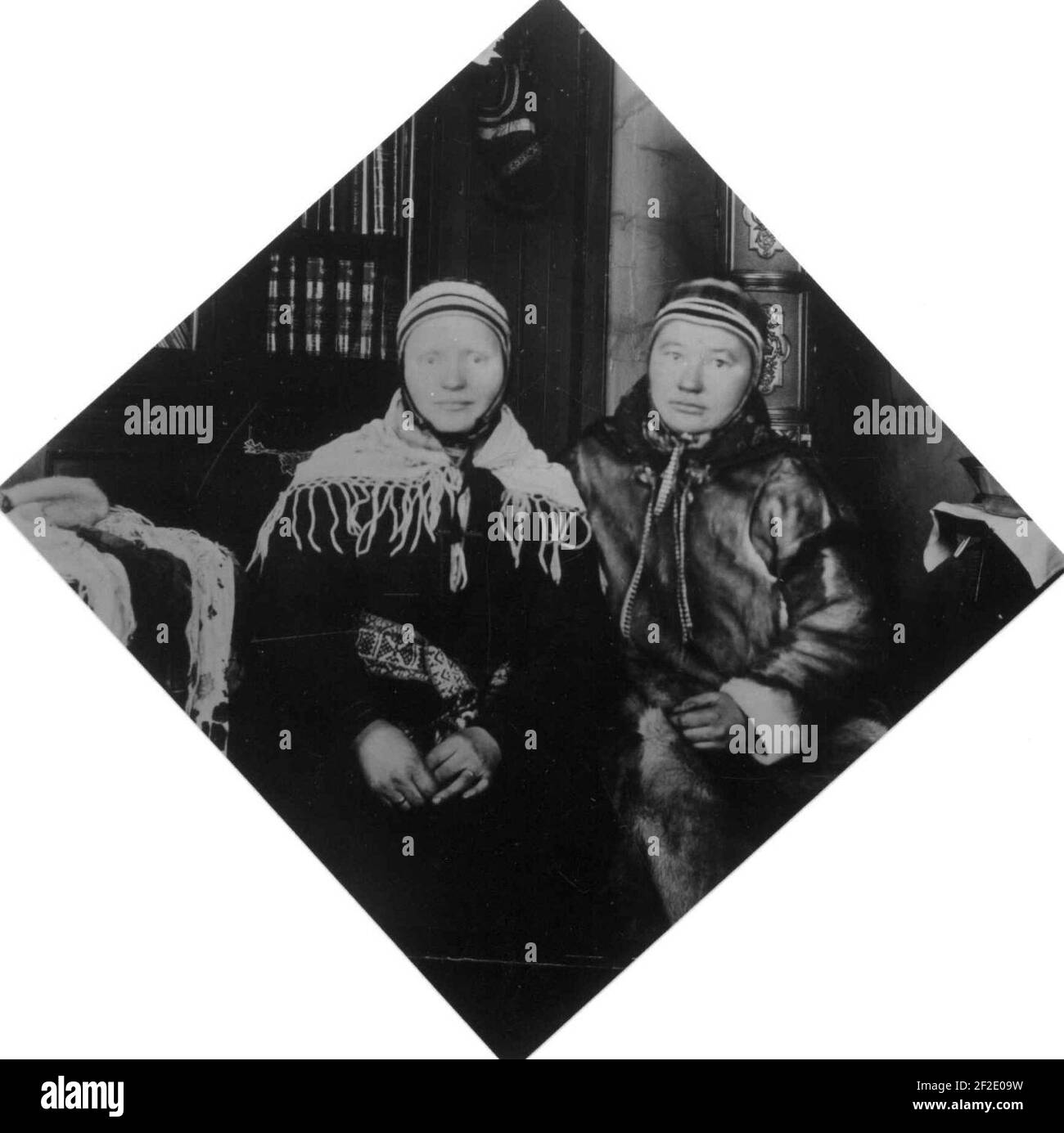 Portrett av 2 samiske piker fra Bøkfjorden, Sør-Varanger, Finnmark Stock Photo