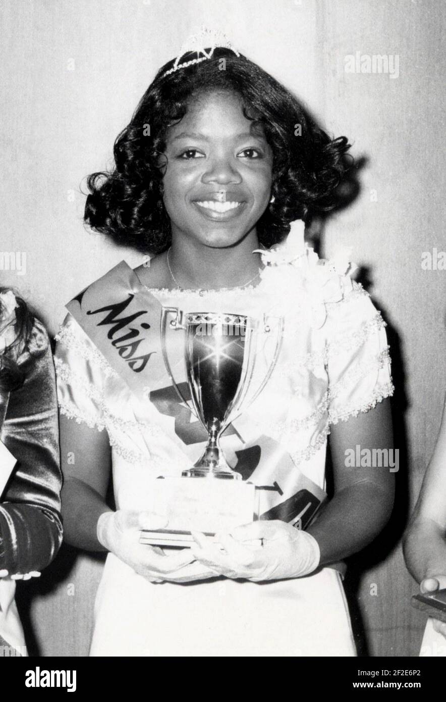 1971 , USA : The celebrated American television talk show host, journalist , writer and producer OPRAH WINFREY ( born 29 january 1954 ), when was young aged 17 and wins The Miss Black Tennessee Beauty Pageant . She also attracted the attention of the local black radio station, WVOL, which hired her to do the news part-time. She worked there during her senior year of high school, and again while in her first two years of college .  Unknown photographer. - HISTORY - FOTO STORICHE - personalità da giovane giovani - personality personalities when was young - PORTRAIT - RITRATTO - GIORNALISTA - JOU Stock Photo
