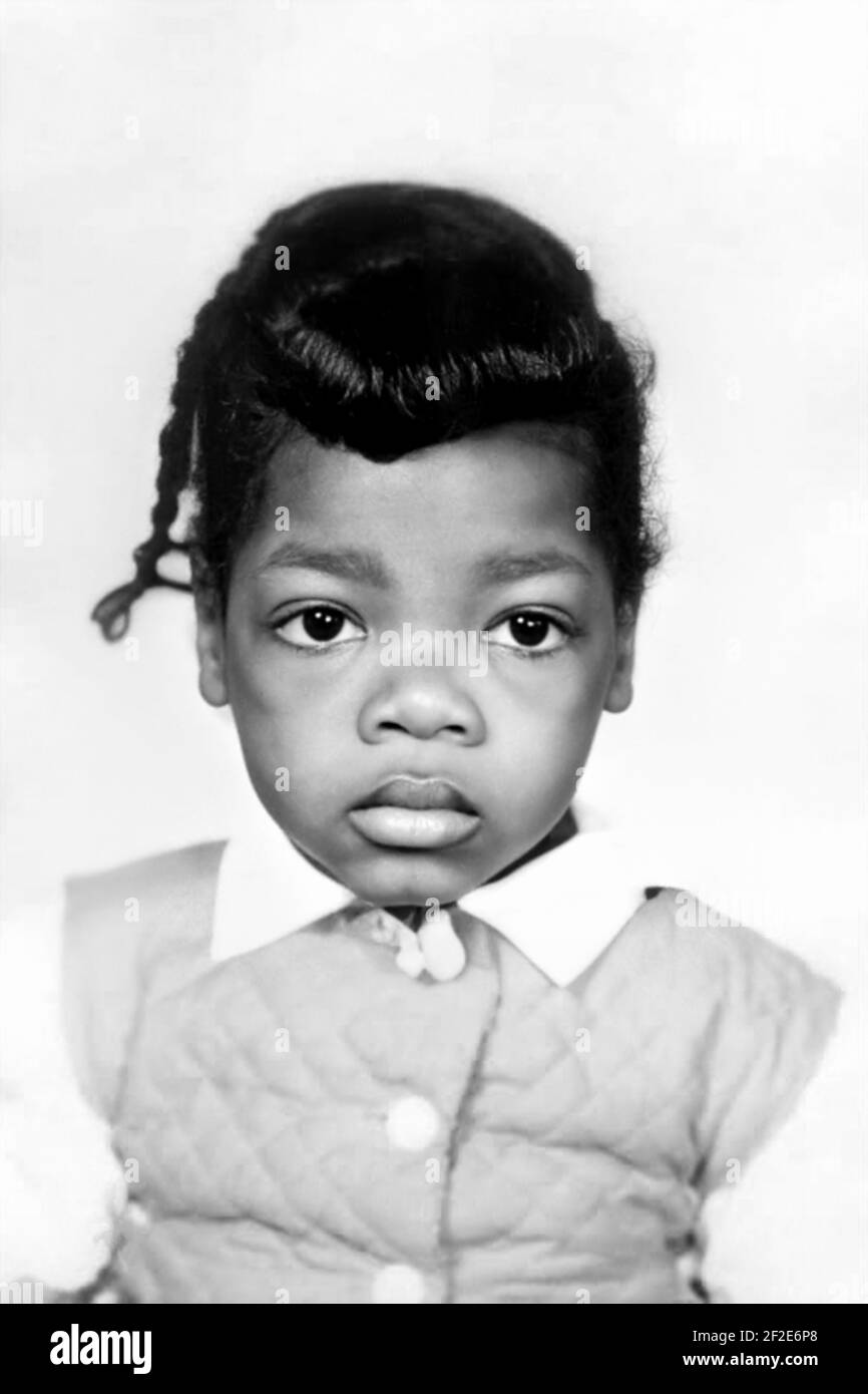 1957 ca , USA : The celebrated American television talk show host, journalist , writer and producer OPRAH WINFREY ( born 29 january 1954 ), when was young aged 3 . Unknown photographer. - HISTORY - FOTO STORICHE - personalità da giovane giovani - personality personalities when was young - PORTRAIT - RITRATTO - GIORNALISTA - JOURNALIST - GIORNALISMO - JOURNALISM - produttore - conduttore televisivo - presentatore - TV - produttore - BAMBINA - BAMBINO - BAMBINI - CHILD - CHILDREN - INFANZIA - CHILDHOOD  --- ARCHIVIO GBB Stock Photo