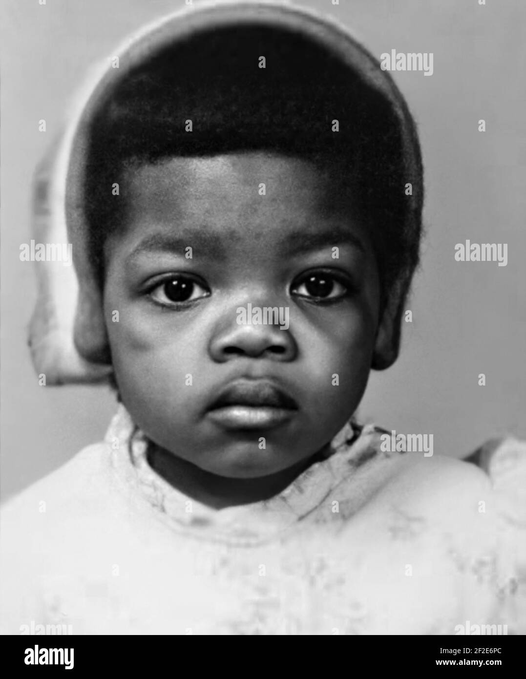 1956 ca , USA : The celebrated American television talk show host, journalist , writer and producer OPRAH WINFREY ( born 29 january 1954 ), when was young aged 2 . Unknown photographer. - HISTORY - FOTO STORICHE - personalità da giovane giovani - personality personalities when was young - PORTRAIT - RITRATTO - GIORNALISTA - JOURNALIST - GIORNALISMO - JOURNALISM - produttore - conduttore televisivo - presentatore - TV - produttore  - BAMBINA - BAMBINO - BAMBINI - CHILD - CHILDREN - INFANZIA - CHILDHOOD  --- ARCHIVIO GBB Stock Photo