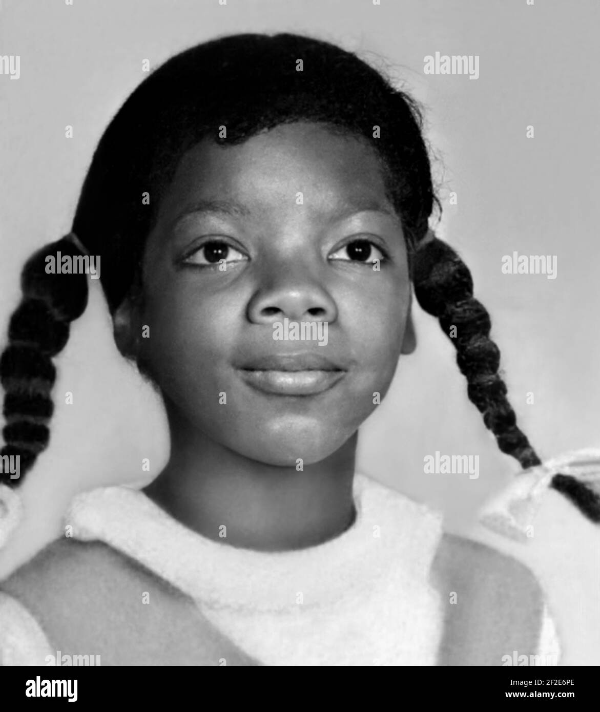 1966 ca , USA : The celebrated American television talk show host, journalist , writer and producer OPRAH WINFREY ( born 29 january 1954 ), when was young aged 12 . Unknown photographer. - HISTORY - FOTO STORICHE - personalità da giovane giovani - personality personalities when was young - PORTRAIT - RITRATTO - GIORNALISTA - JOURNALIST - GIORNALISMO - JOURNALISM - produttore - conduttore televisivo - presentatore - TV - produttore - smile - sorriso - BAMBINA - BAMBINO - BAMBINI - CHILD - CHILDREN - INFANZIA - CHILDHOOD  --- ARCHIVIO GBB Stock Photo