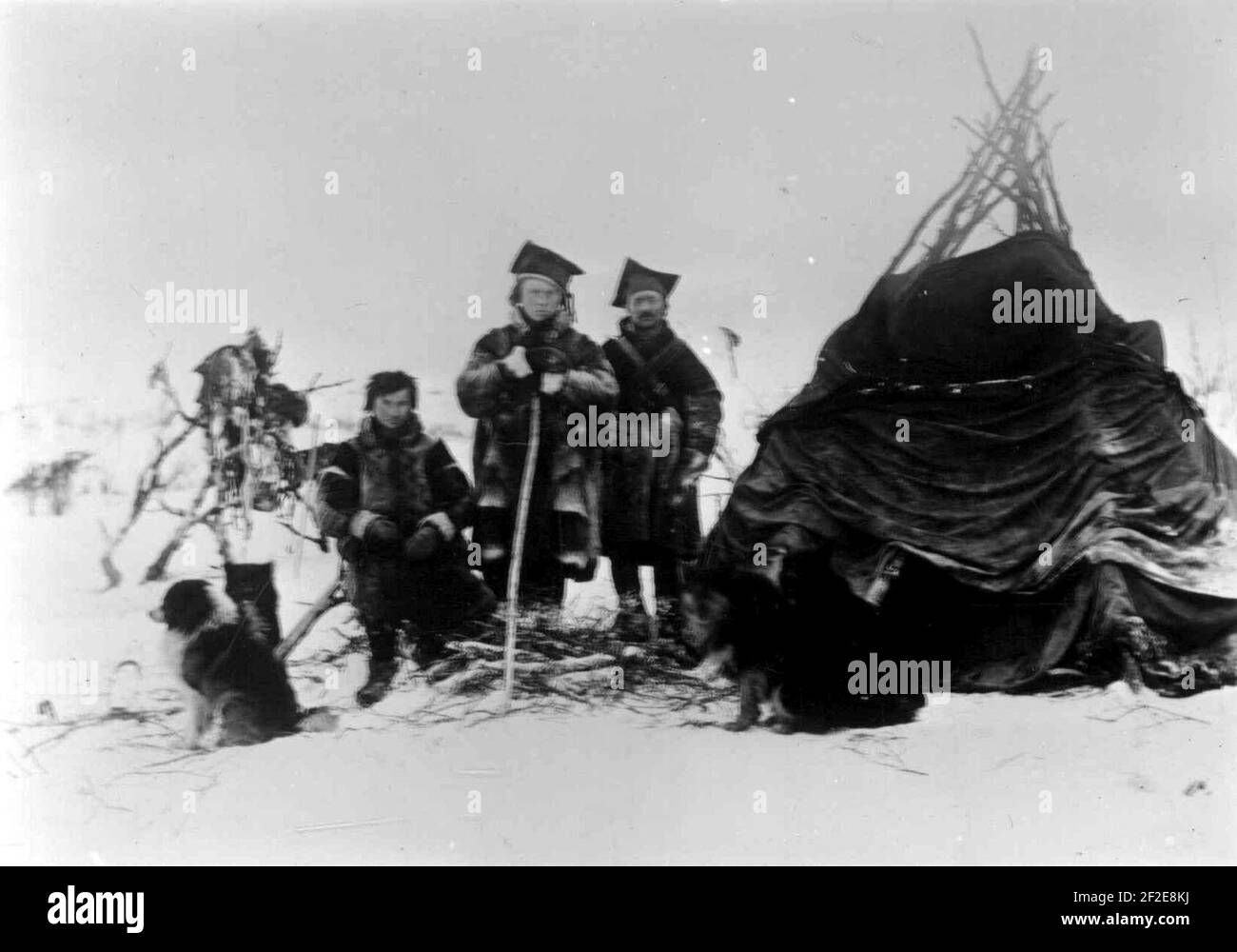 Povel Smuk med sine sønner utenfor sitt vintertelt, Neiden Sør-Varanger, Finnmark,1890-årene Stock Photo