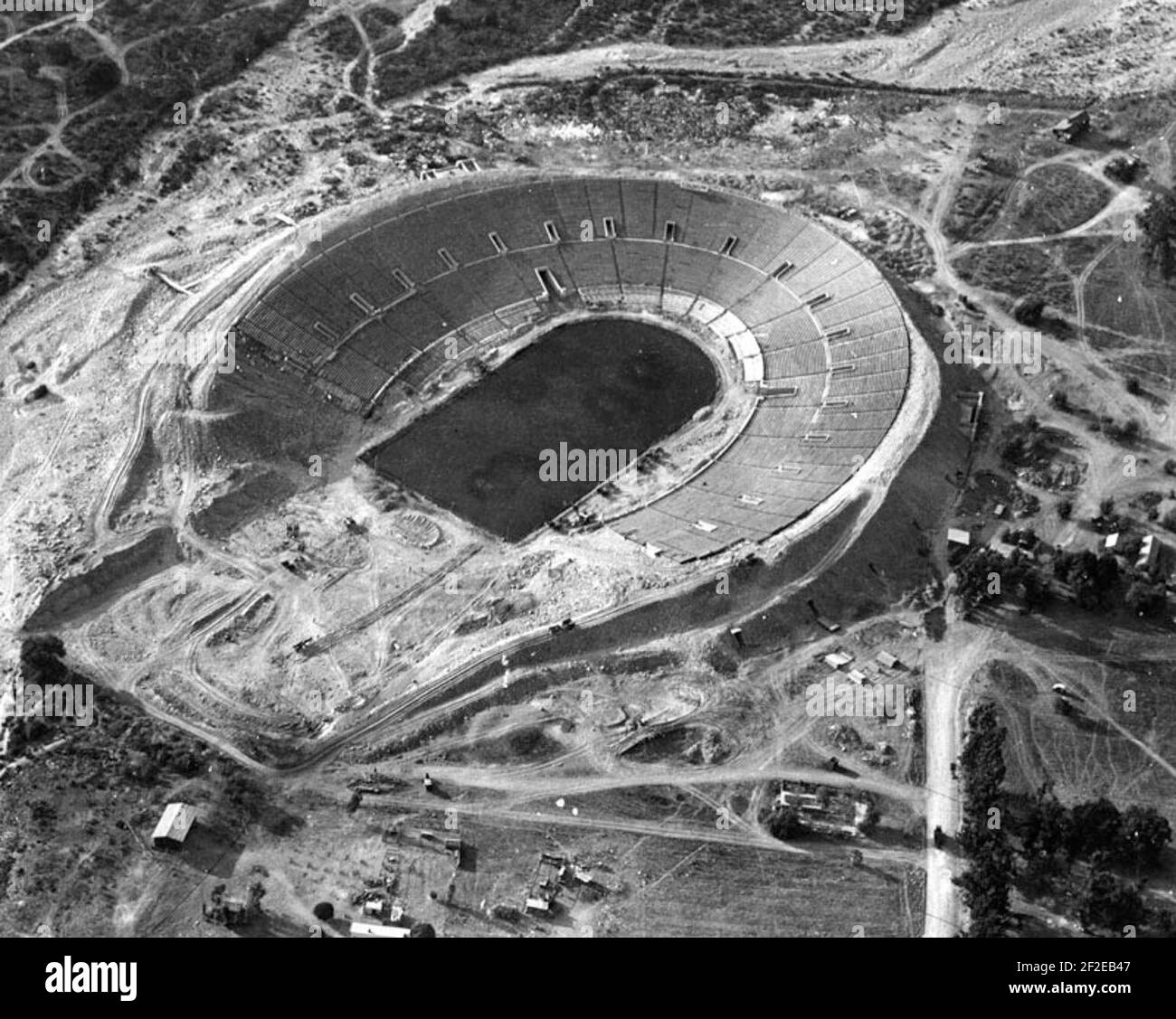 Rose Bowl under construction After crowds out-grew Pasadena's Tournament  Park, architect Myron Hunt drew up plans for the construction of the Rose  Bowl stadium in 1920. On January 1, 1923, USC beat