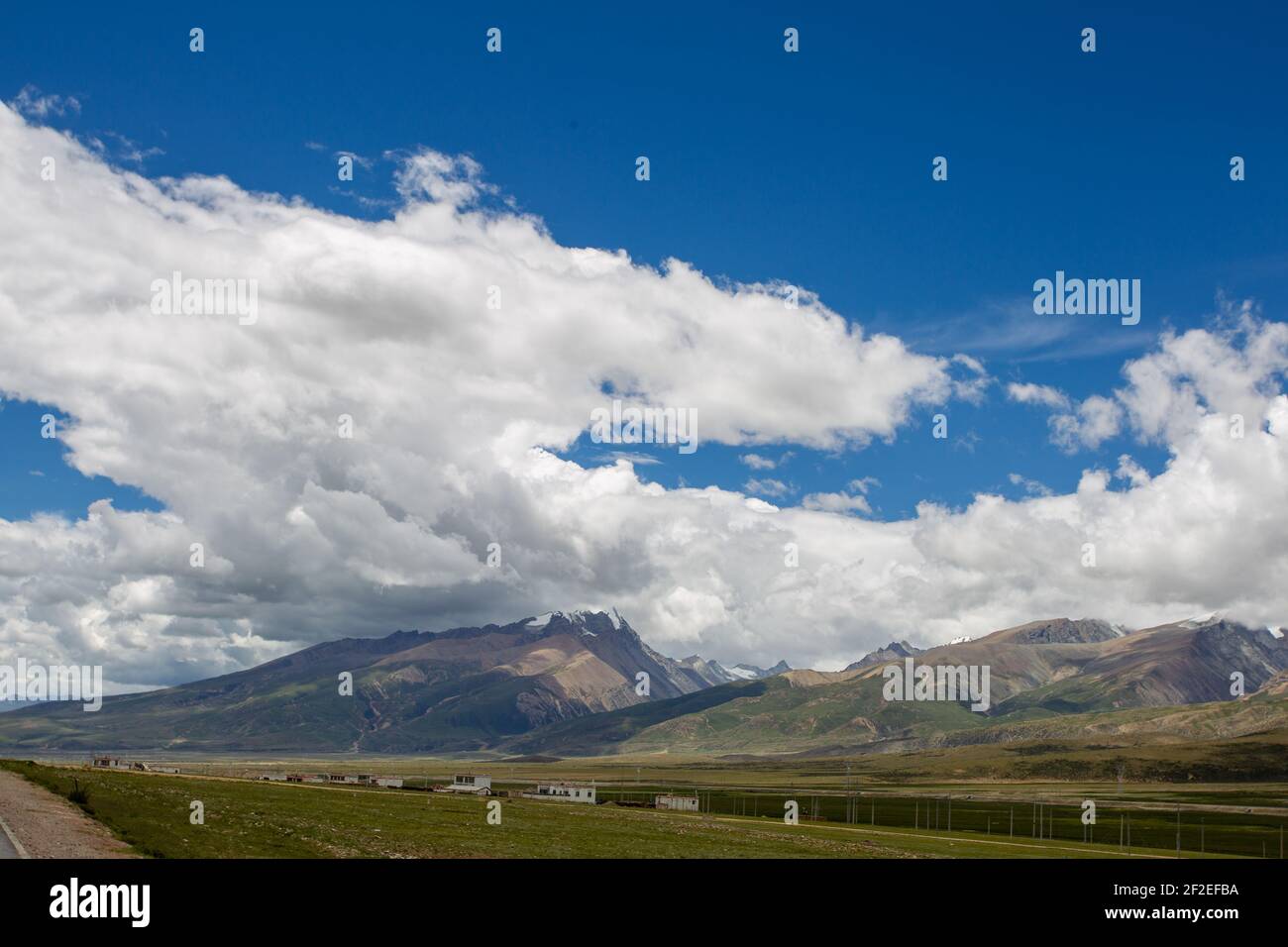 Natural scenery of Tibetan Plateau in China Stock Photo - Alamy