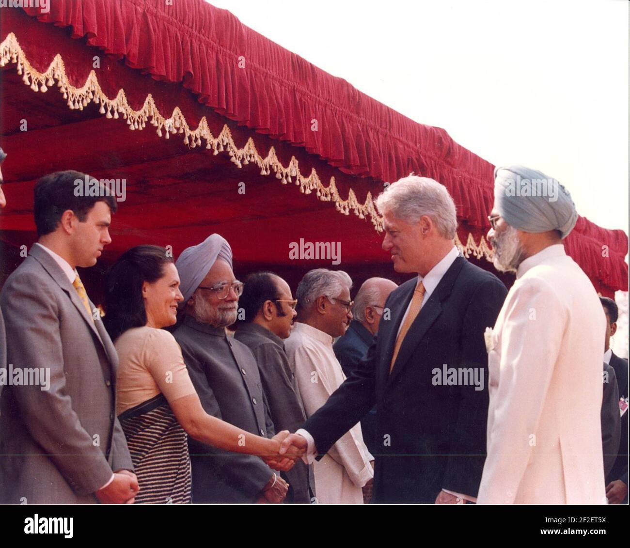 President Clinton with Sonia Gandhi and Manmohan Singh. Stock Photo