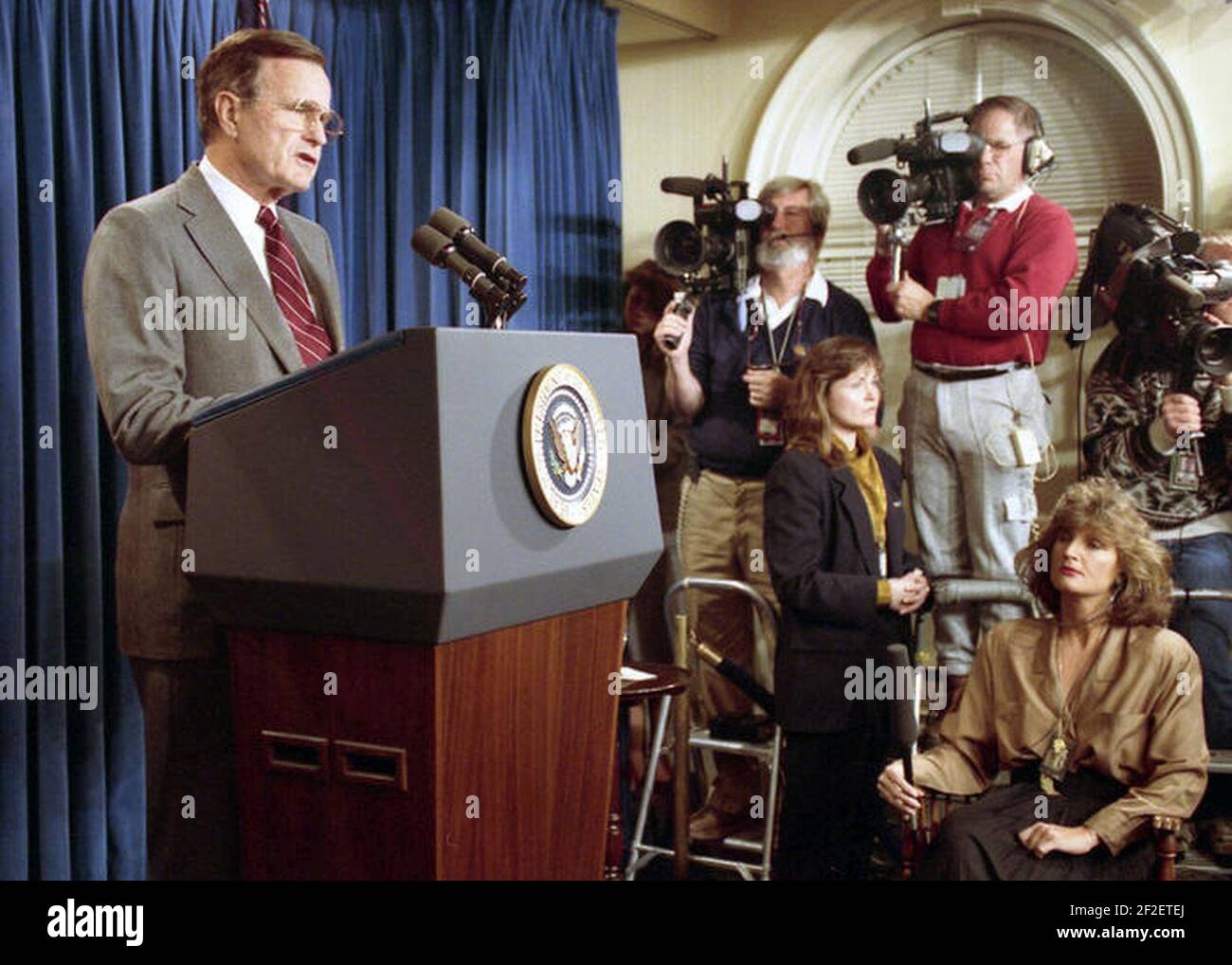 President George H. W. Bush addresses the nation from the Press Room regarding expiration of the deadline for Iraq to withdraw from Kuwait. Stock Photo