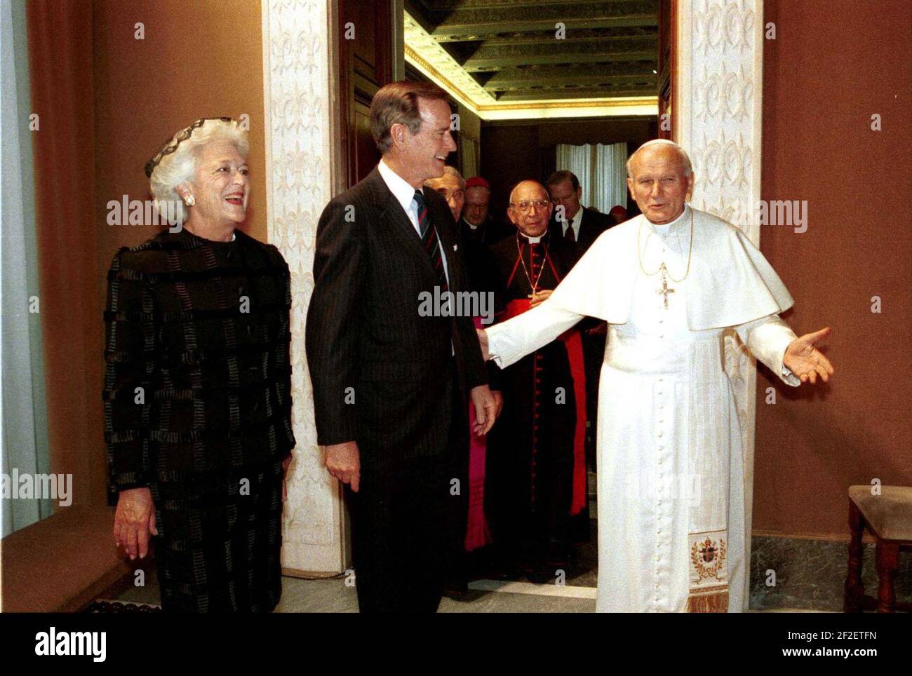 President George H. W. Bush and Barbara Bush with Pope John Paul II. Stock Photo