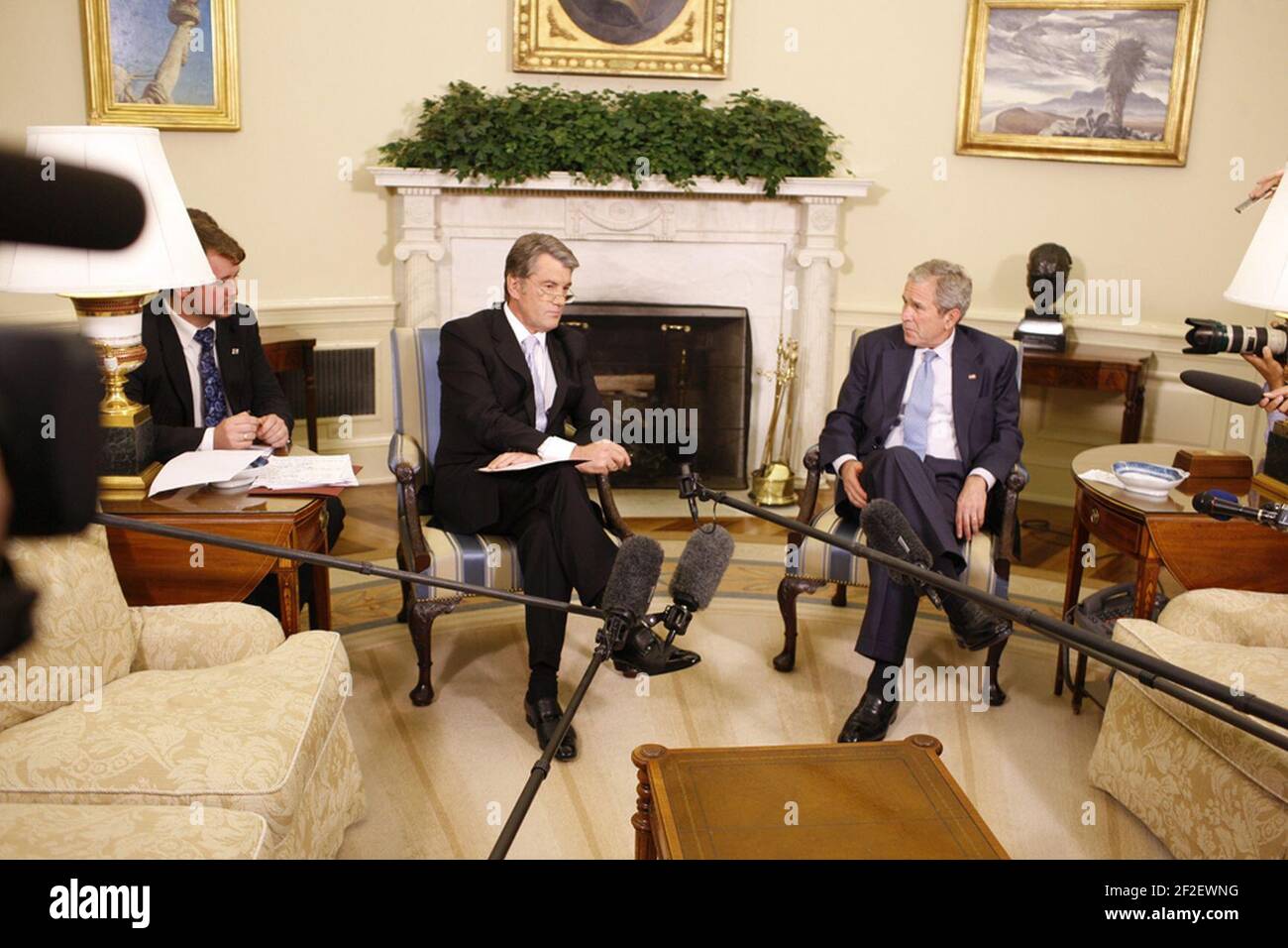 President George W. Bush Meets with Ukrainian President Viktor Yushchenko in the Oval Office. Stock Photo