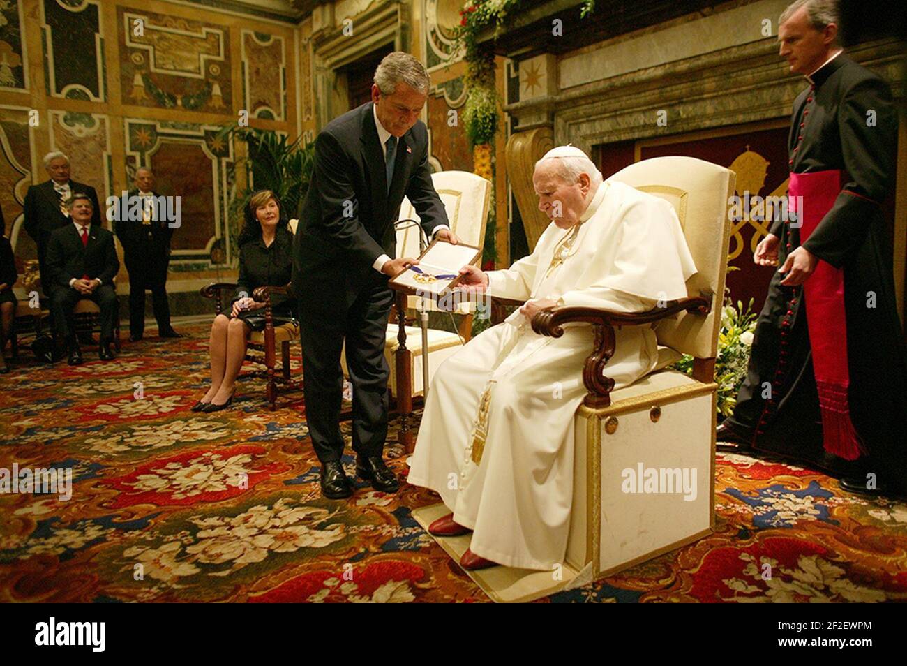 President George W. Bush presents the Medal of Freedom to Pope John Paul II. Stock Photo