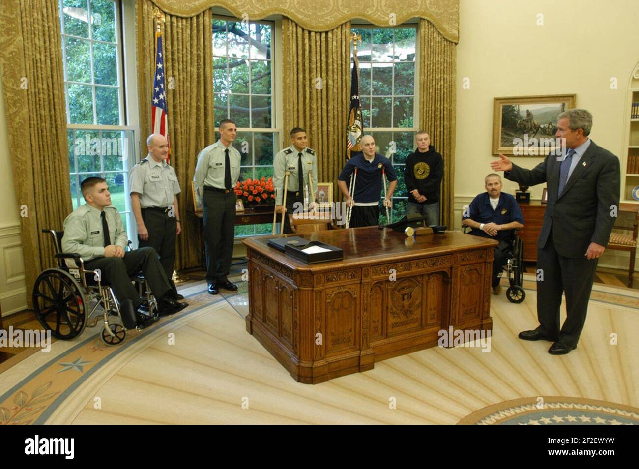 President W. Bush Talks with Soldiers in the Oval Office Stock Photo Alamy