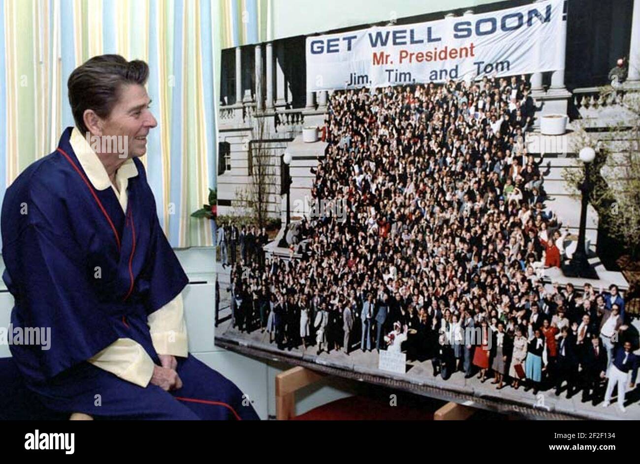 President Reagan looking at ''Get Well Soon Mr. President'' - C1497-5A. Stock Photo