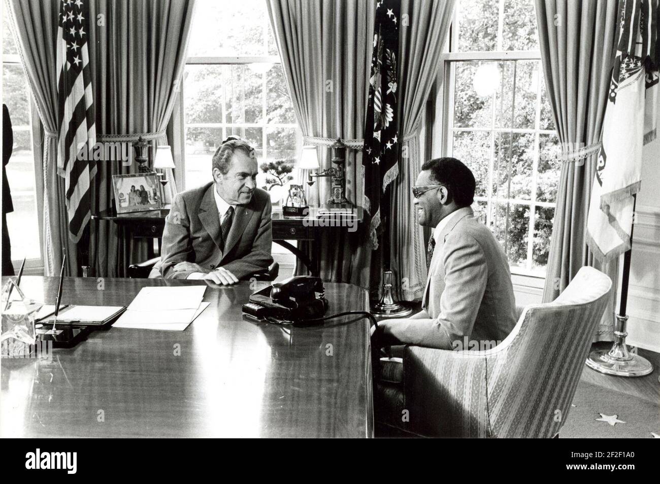 8X10 PHOTO NIXON AT HIS DESK IN THE OVAL OFFICE BB-359 PRESIDENT RICHARD M 