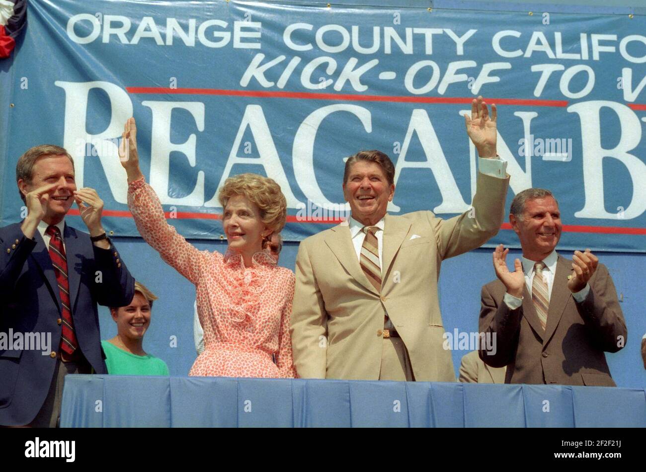 President Ronald Reagan and Nancy Reagan on the campaign trail with George Deukmejian and Pete Wilson. Stock Photo