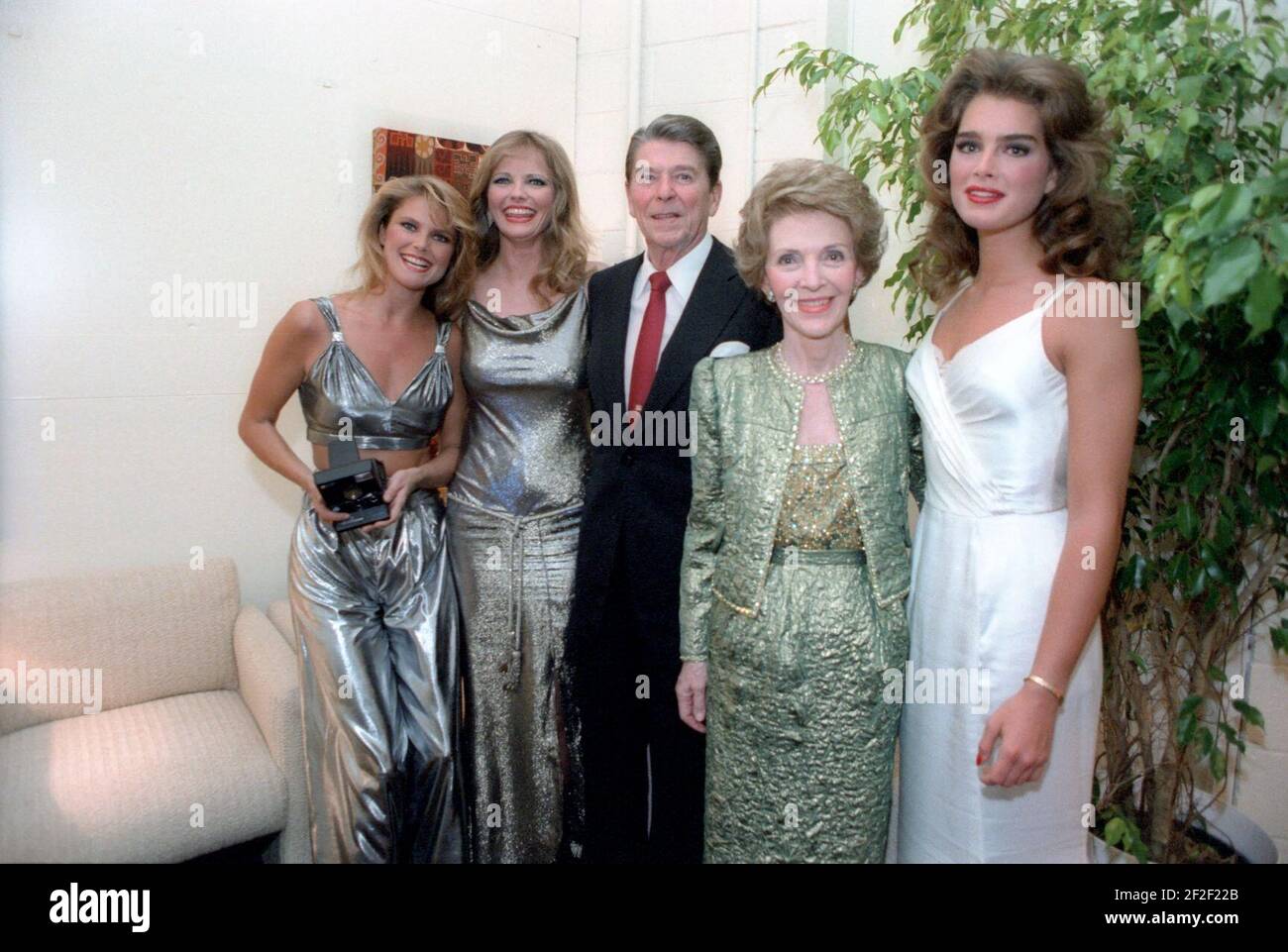 President Ronald Reagan and Nancy Reagan posing for photo with Christie Brinkley, Cheryl Tiegs, and Brooke Shields. Stock Photo