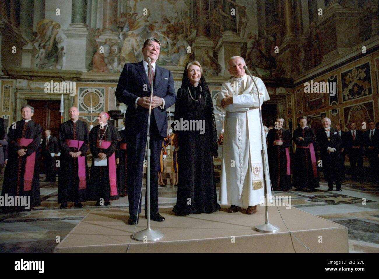 President Ronald Reagan and Nancy Reagan with Pope John Paul II at the Vatican Library. Stock Photo