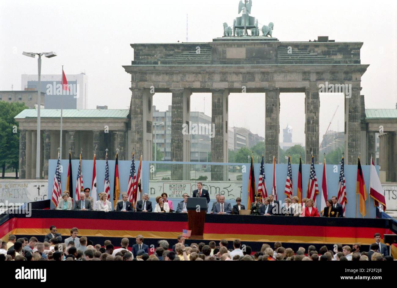 Speech at brandenburg gate hires stock photography and images Alamy