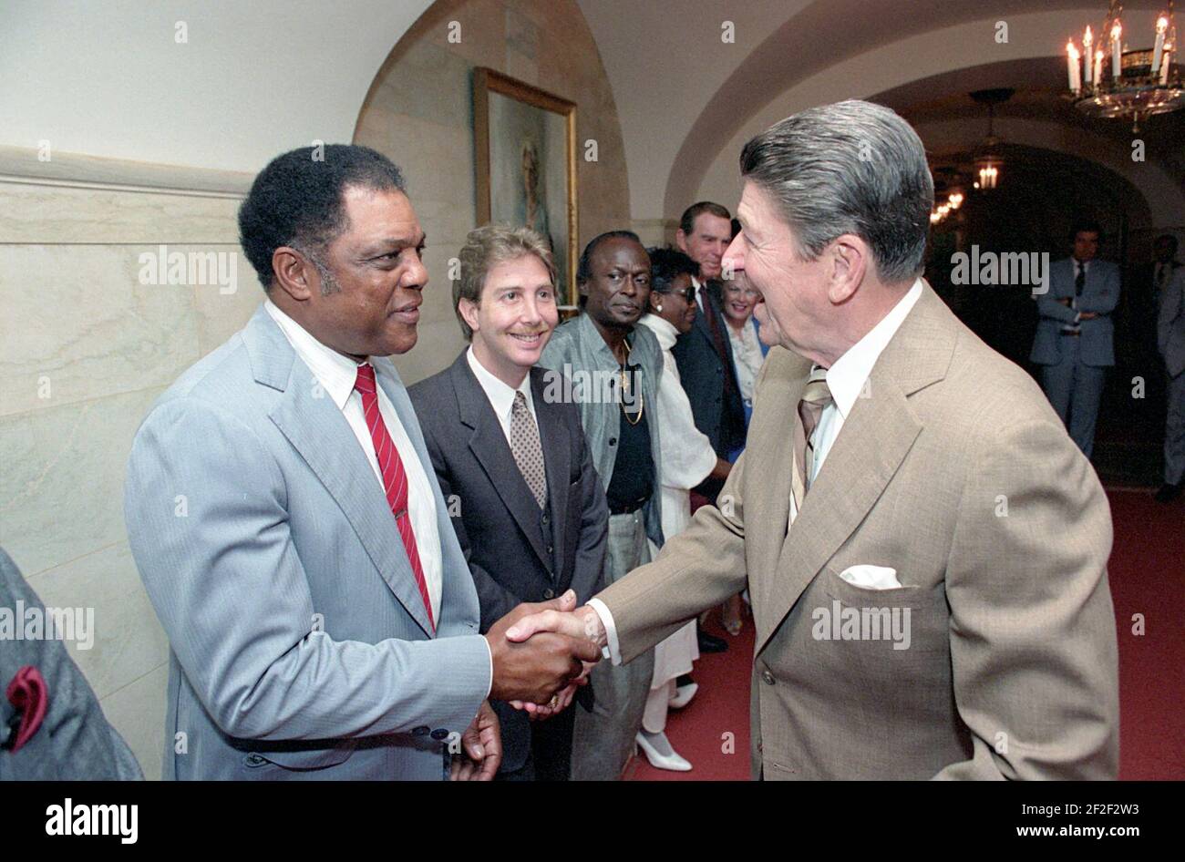 President Ronald Reagan greeting Willie Mays Stock Photo - Alamy