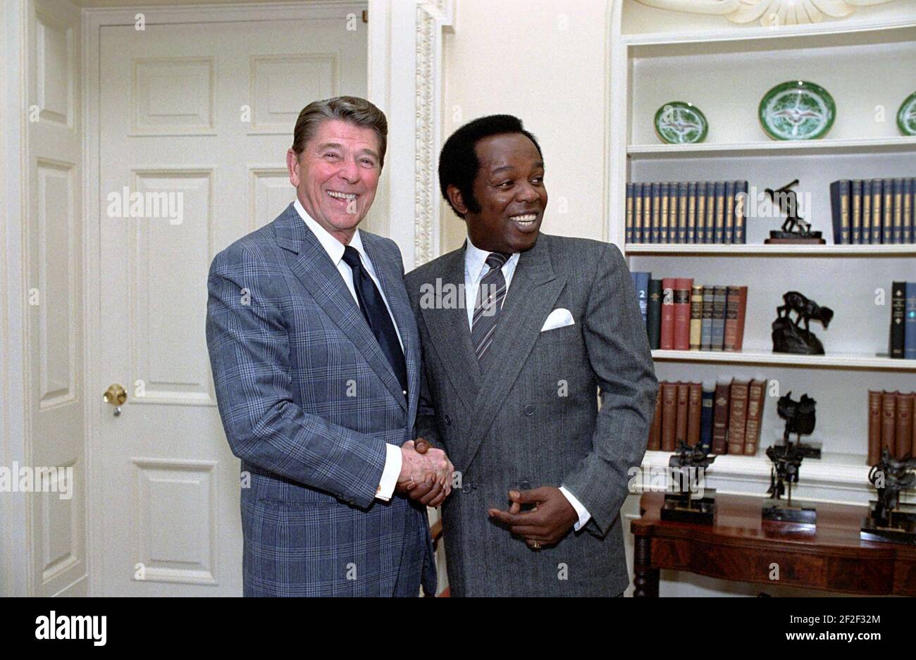 President Ronald Reagan meeting with Lou Rawls in the Oval Offiice. Stock Photo
