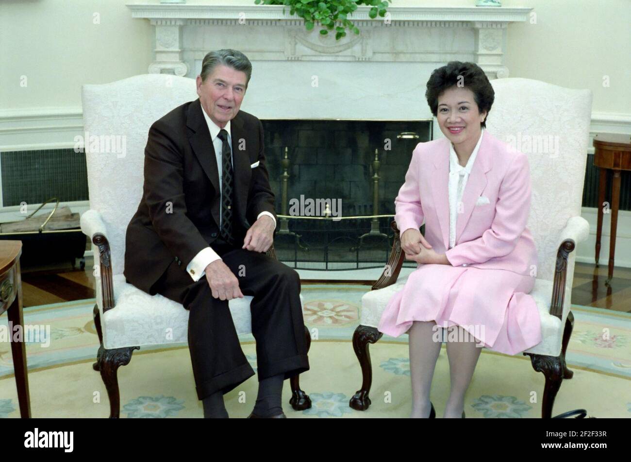 President Ronald Reagan meeting with President Corazon Aquino of the Philippines in the Oval Office. Stock Photo