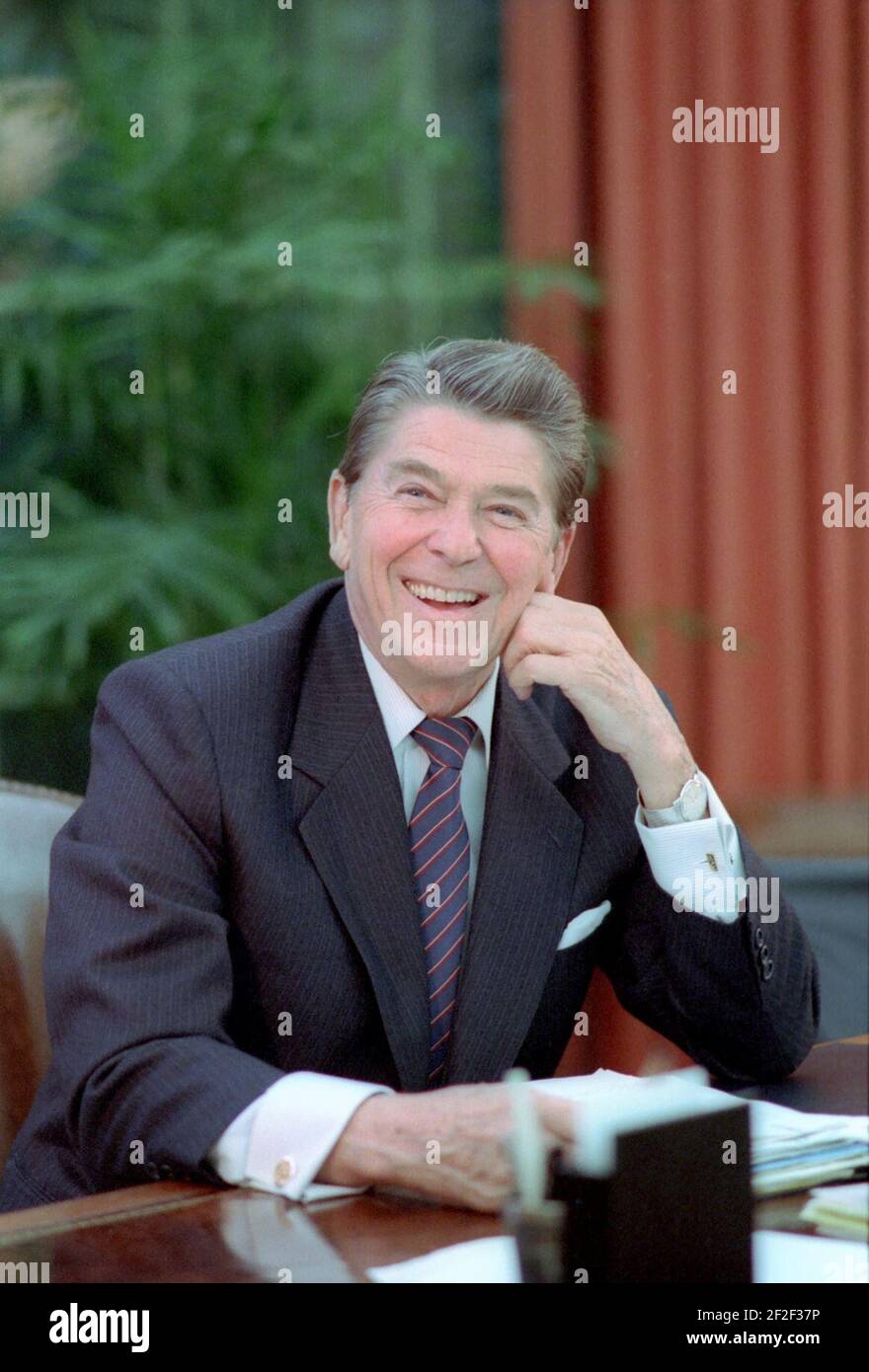 President Ronald Reagan poses at his oval office desk Stock Photo Alamy
