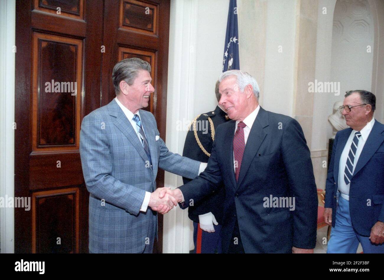 President Ronald Reagan shaking hands with Joe DiMaggio Stock Photo - Alamy