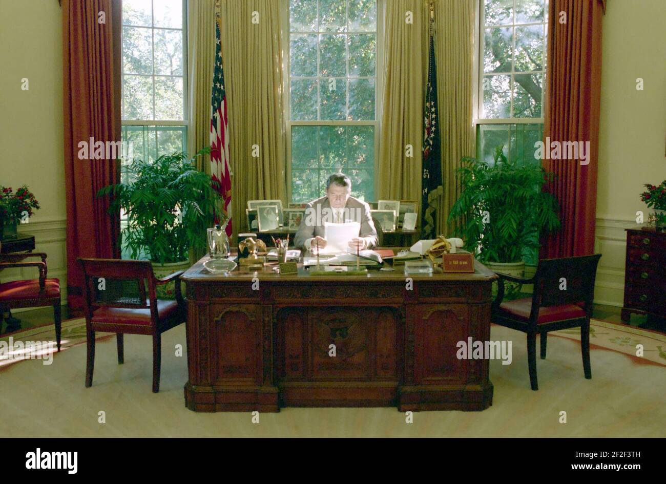 President Ronald Reagan working in the Oval Office. Stock Photo