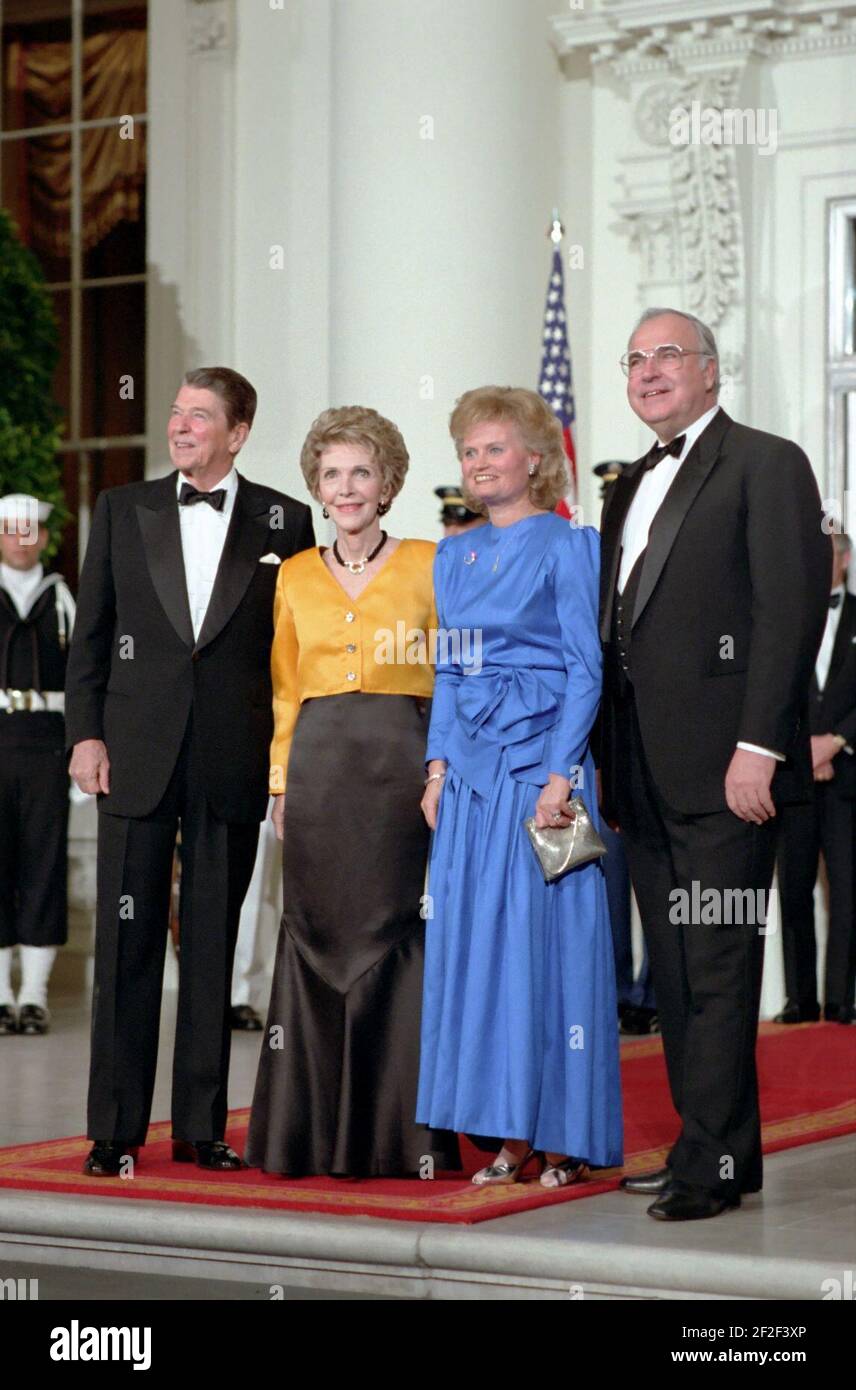 President Ronald Reagan, Helmut Kohl, Nancy Reagan, and Hannelore Kohl. Stock Photo
