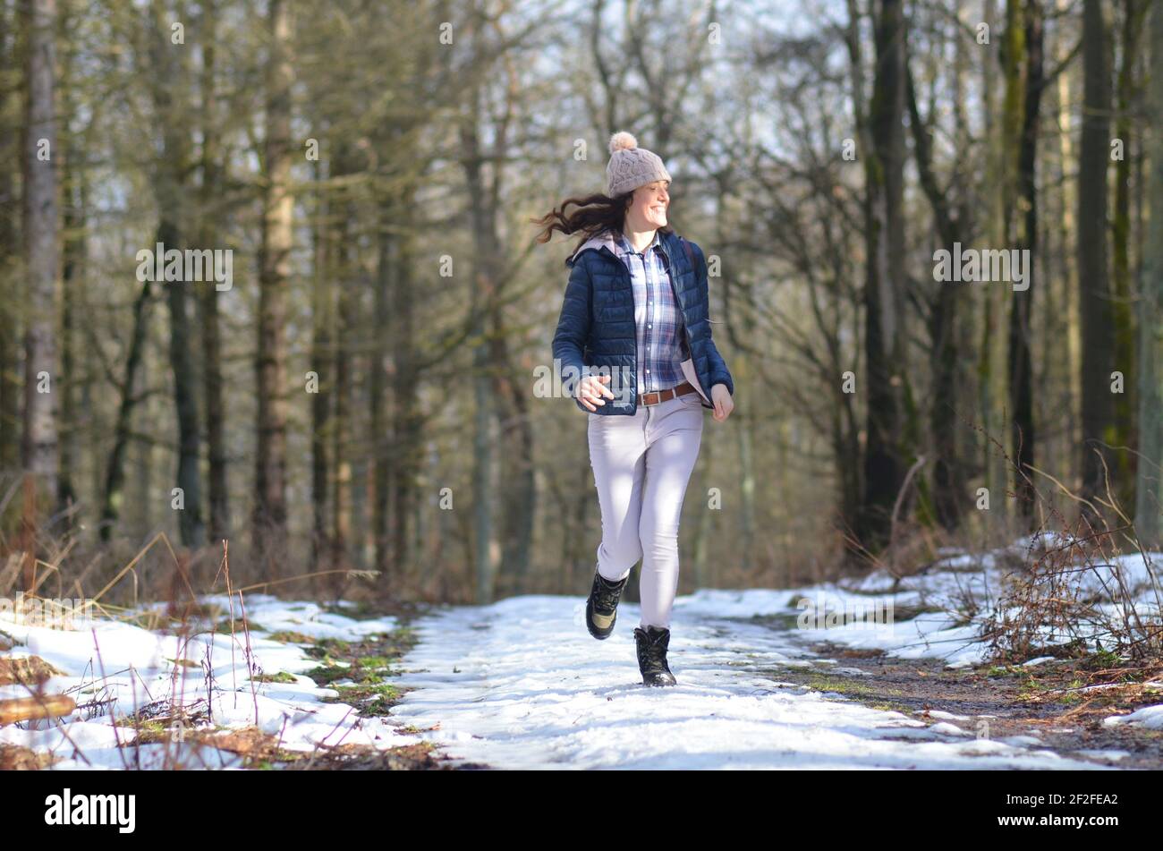 Eine junge Frau geht Spazieren auf einem der zahlreichen Wanderwege in der Harzregion in Sachsen-Anhalt. Symbolfoto. Photo.:Stefan Noebel-Heise Stock Photo