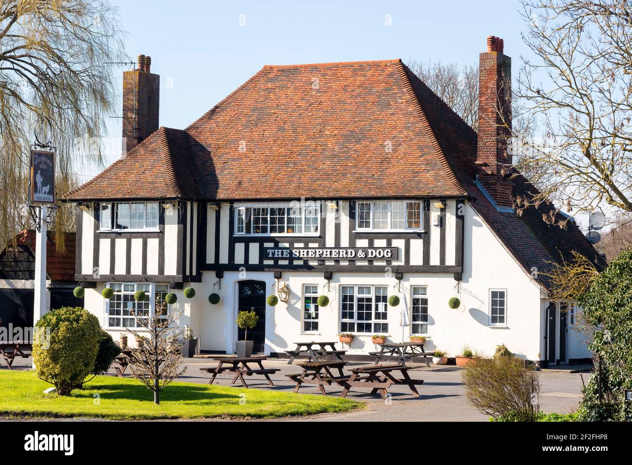 The Shepherd and Dog pub in Ballards Gore, Stambridge, Essex, UK. Traditional English pub with half timbered front. Country pub restaurant Stock Photo