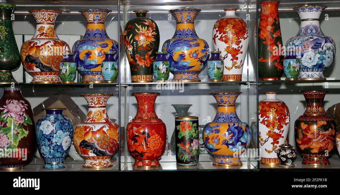 Traditional Chinese vases at a Chinese market Stock Photo - Alamy