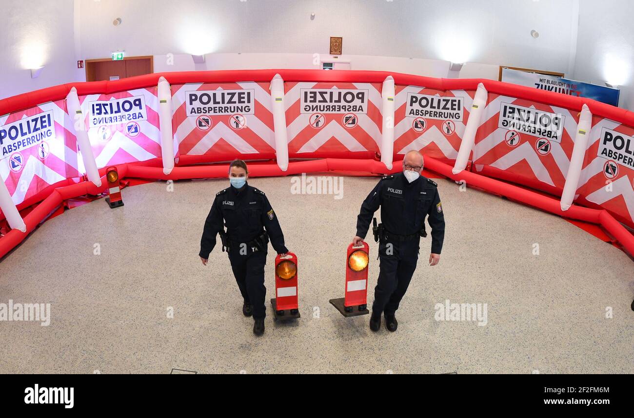Hessen, Giessen. 12 March 2021: : At a press conference at Giessen police headquarters, the police present a new inflatable gaffer wall. The approximately 30-metre-long, two-metre-high and 45-kilogram mobile privacy screen is intended to protect accident scenes from the gaze of onlookers in the future. Photo: Arne Dedert/dpa Credit: dpa picture alliance/Alamy Live News Stock Photo
