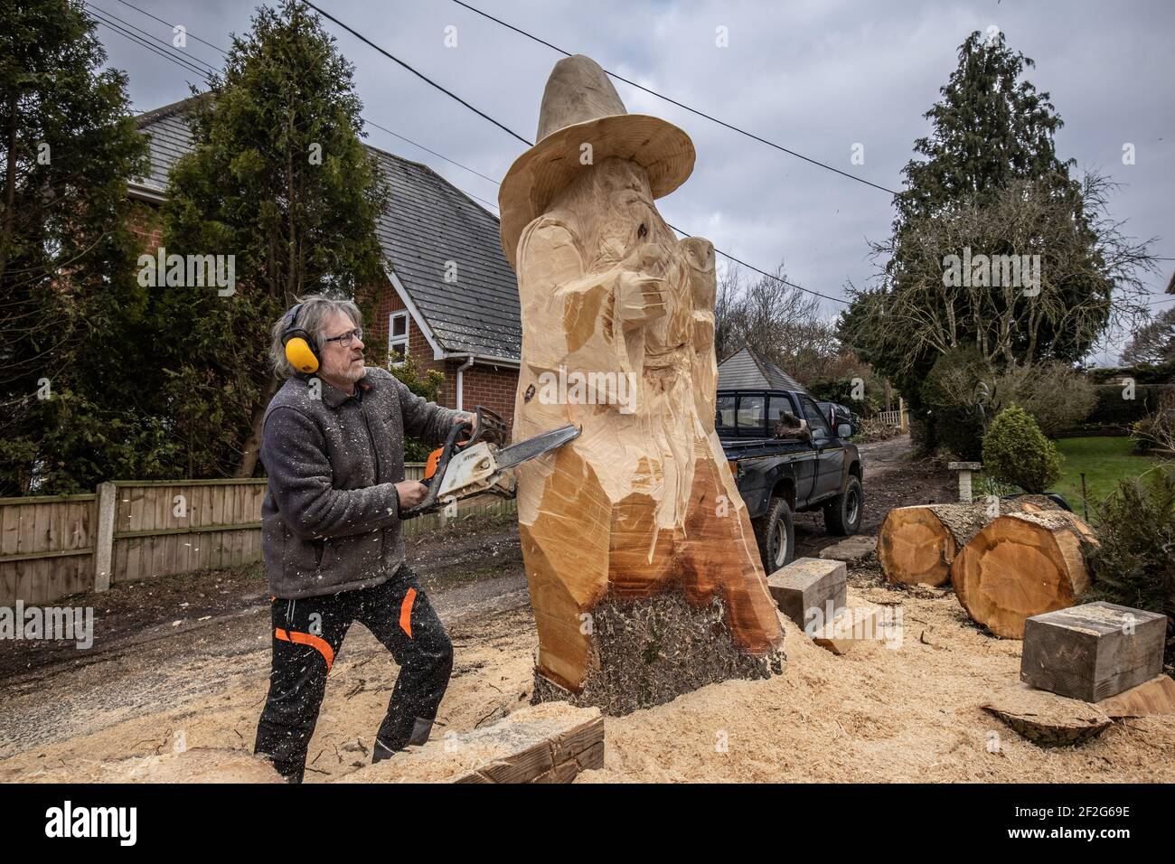 Jona Cleaver carving a giant sized wood sculpture of Gandalf from Lord of The Rings out of a maple tree for a private commission, Hampshire, England Stock Photo