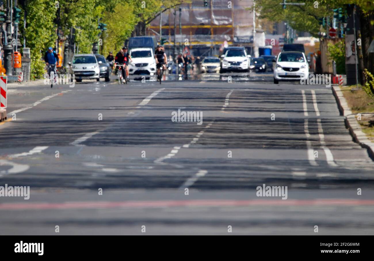 der fast menschenleere Boulevard Unter den Linden in Zeiten der Coronavirus-Epidemie, 2. April 2020, Berlin/ the almost idle and empty boulevard stree Stock Photo