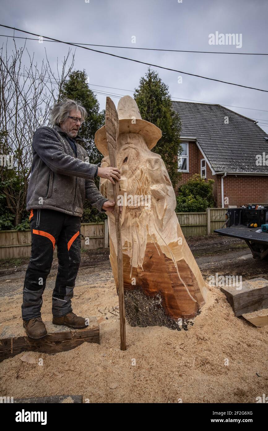 Jona Cleaver carving a giant sized wood sculpture of Gandalf from Lord of The Rings out of a maple tree for a private commission, Hampshire, England Stock Photo