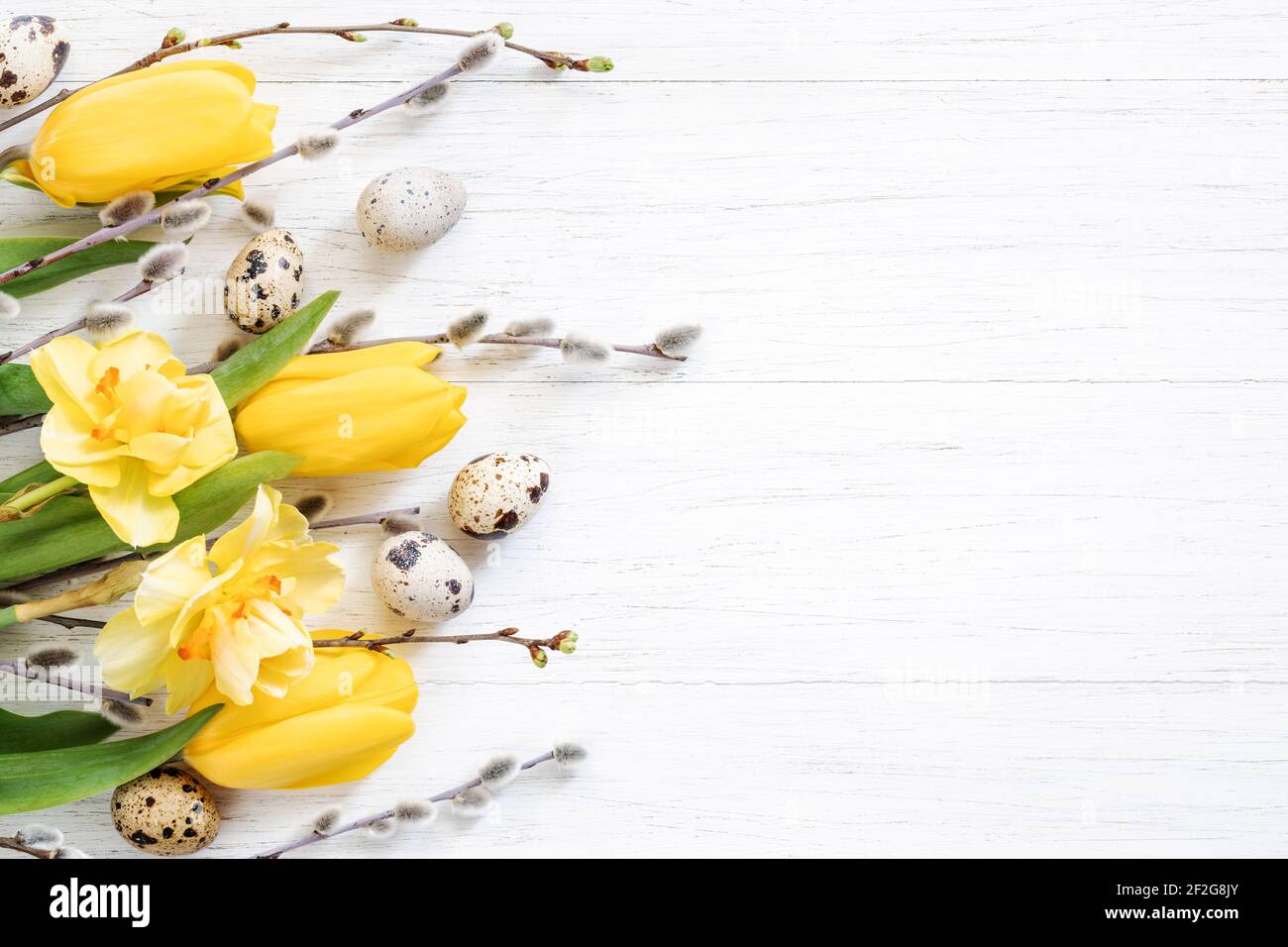 Easter background with flowers and eggs Stock Photo - Alamy