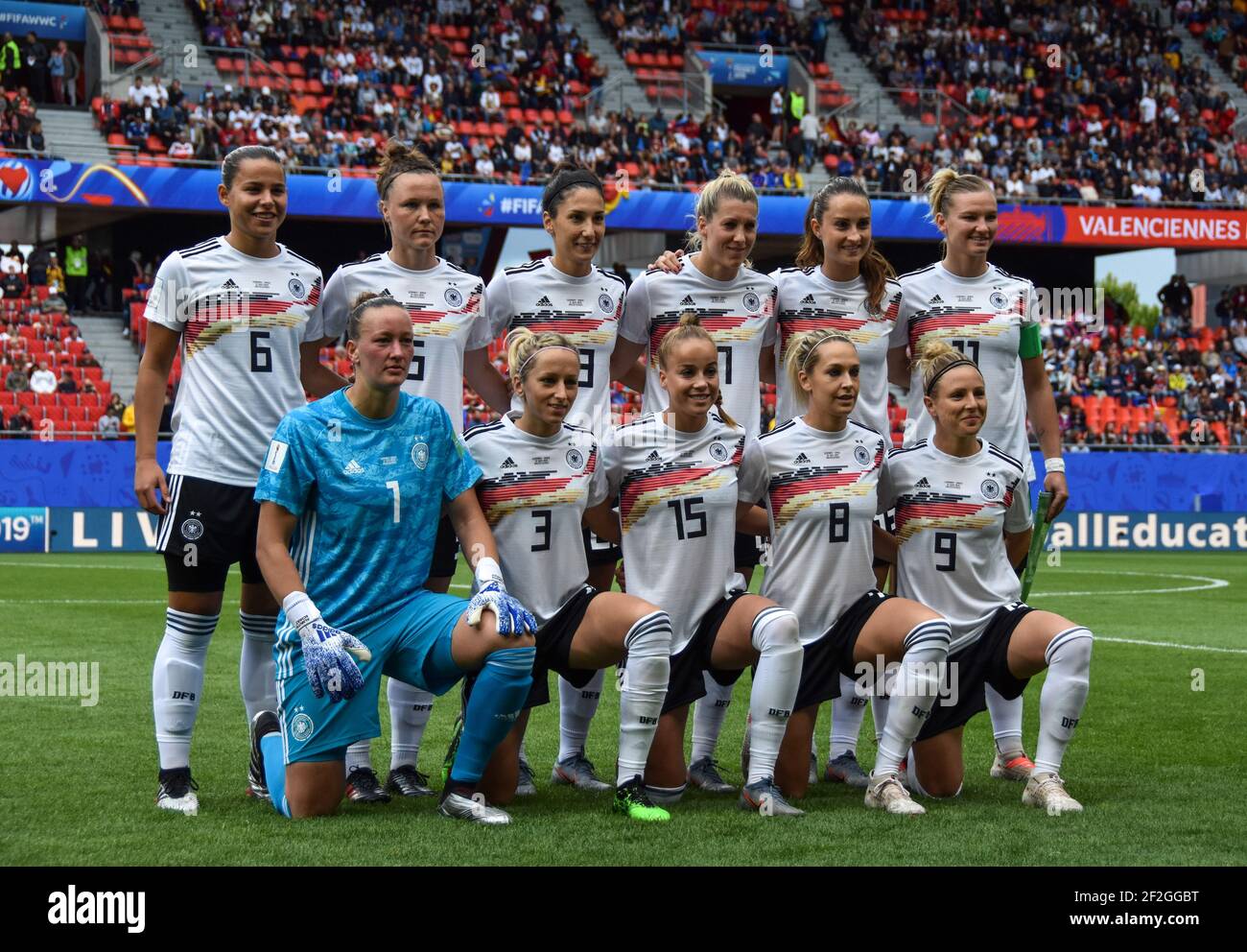 [Imagen: the-team-of-germany-before-the-fifa-wome...F2GGBT.jpg]