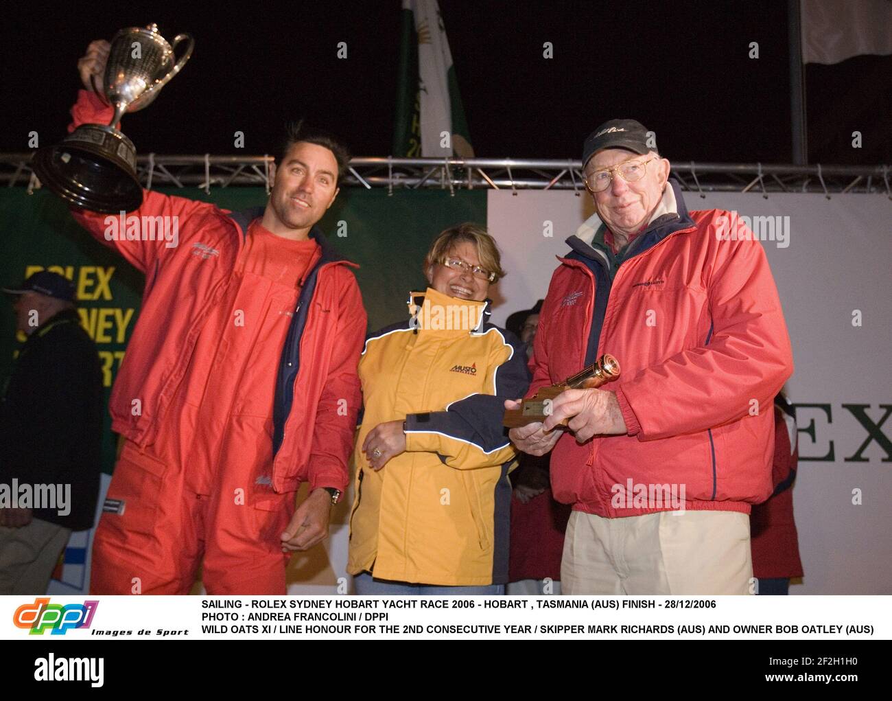 SAILING - ROLEX SYDNEY HOBART YACHT RACE 2006 - HOBART , TASMANIA (AUS) FINISH - 28/12/2006 PHOTO : ANDREA FRANCOLINI / DPPI WILD OATS XI / LINE HONOUR FOR THE 2ND CONSECUTIVE YEAR / SKIPPER MARK RICHARDS (AUS) AND OWNER BOB OATLEY (AUS) CELEBRATING Stock Photo